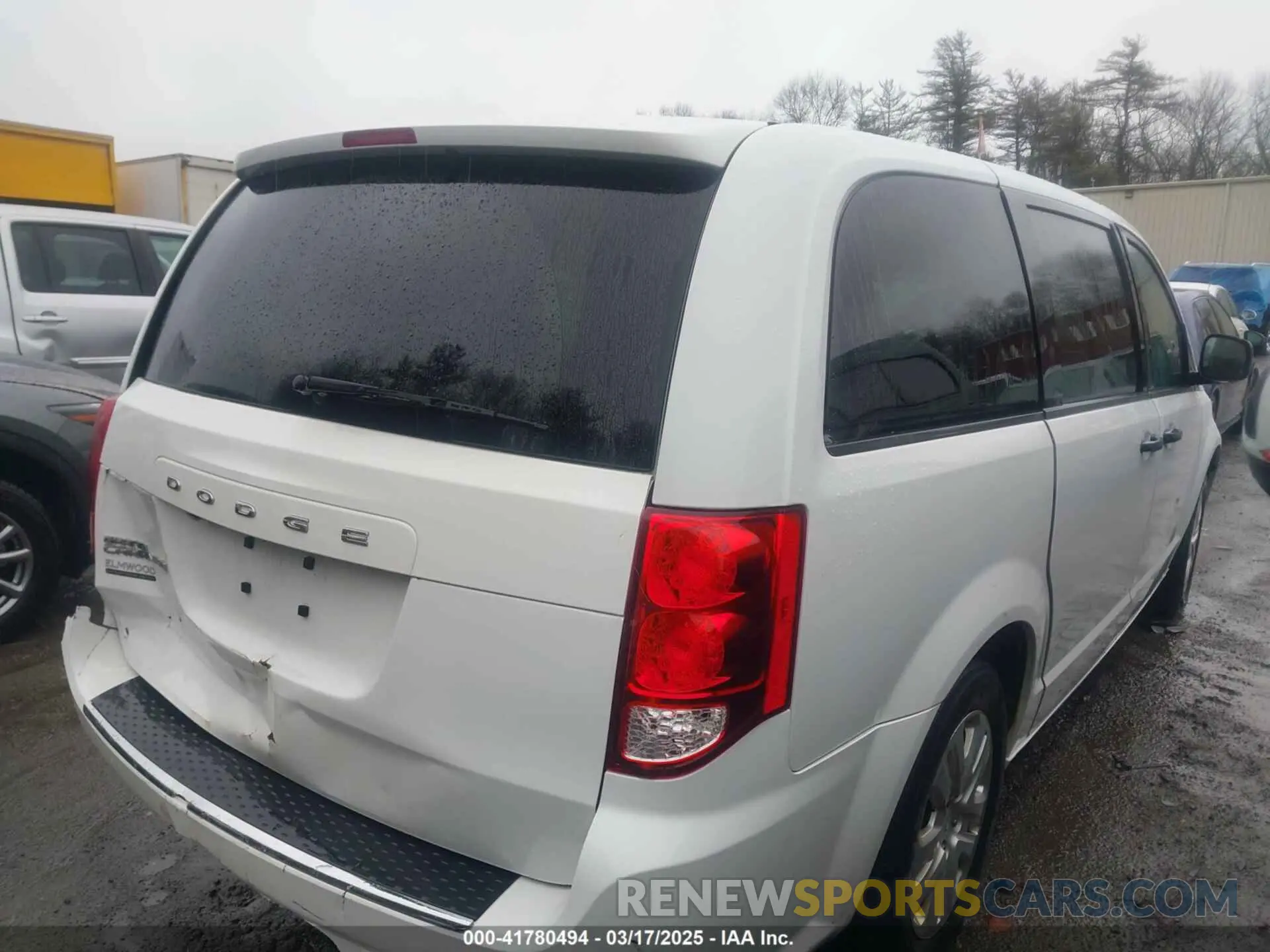 4 Photograph of a damaged car 2C4RDGBG4KR643362 DODGE GRAND CARAVAN 2019