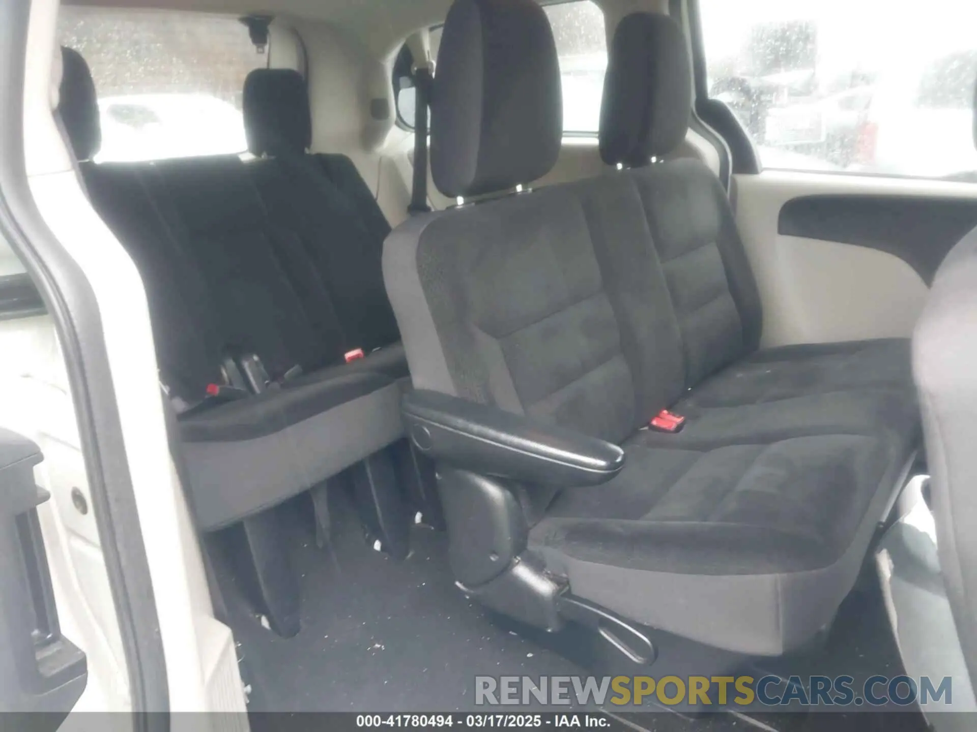 8 Photograph of a damaged car 2C4RDGBG4KR643362 DODGE GRAND CARAVAN 2019