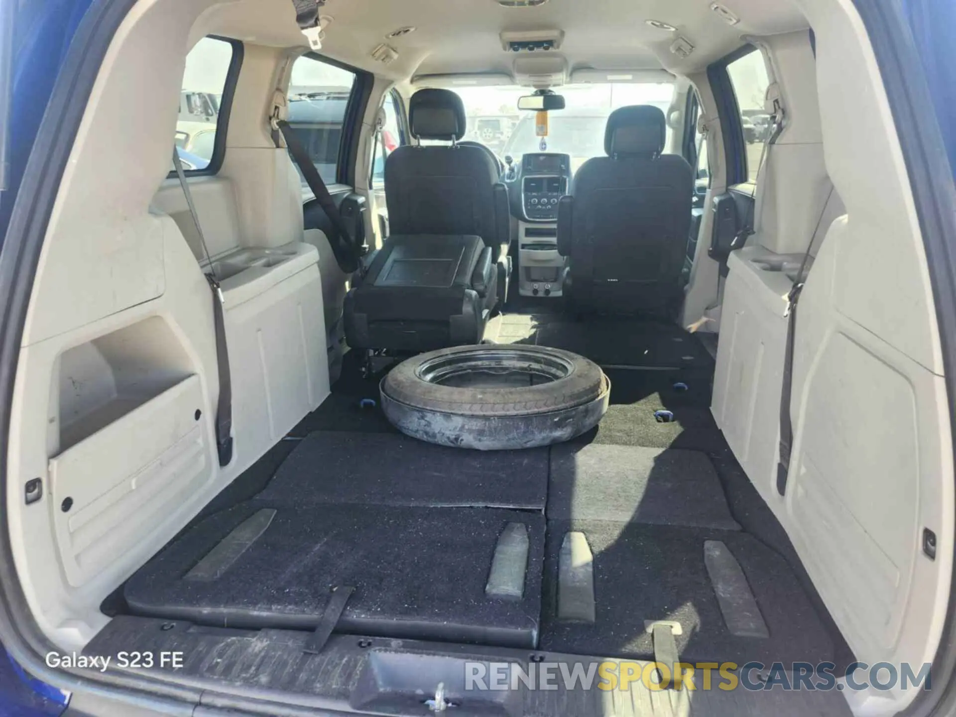 14 Photograph of a damaged car 2C4RDGBG4KR770399 DODGE GRAND CARAVAN 2019