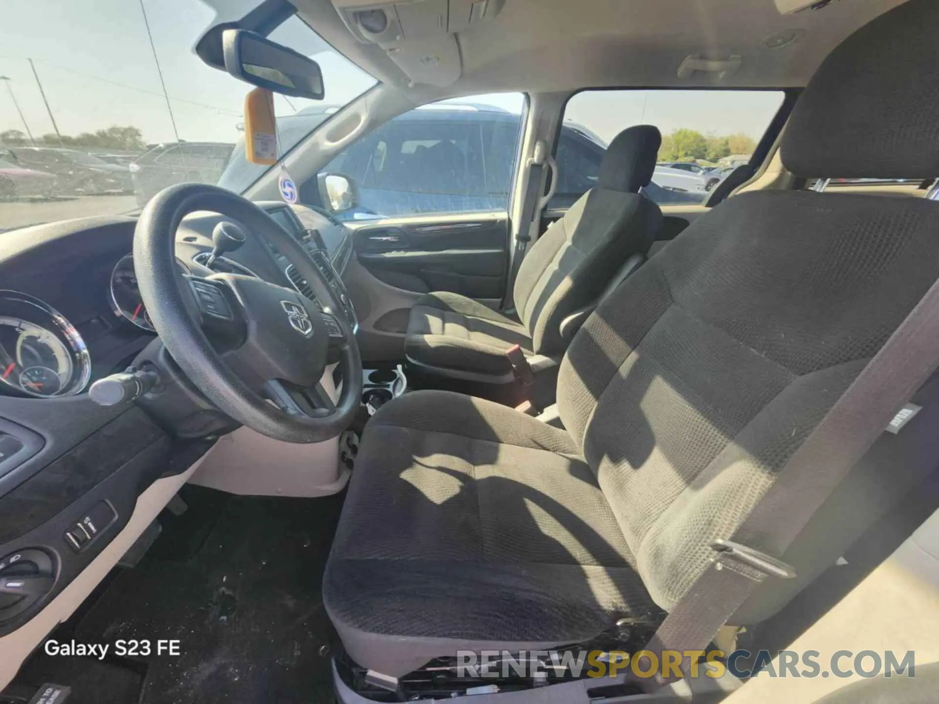 33 Photograph of a damaged car 2C4RDGBG4KR770399 DODGE GRAND CARAVAN 2019