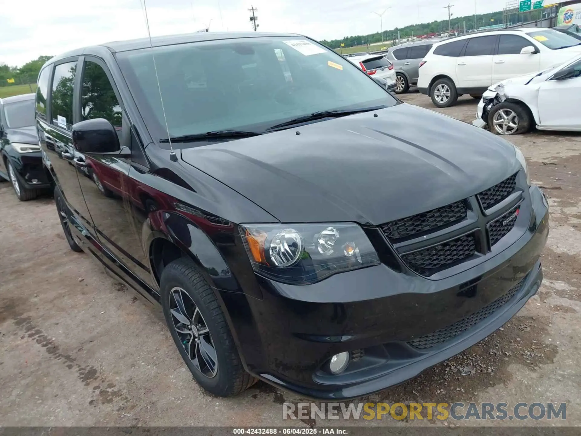 1 Photograph of a damaged car 2C4RDGBG5KR502803 DODGE GRAND CARAVAN 2019