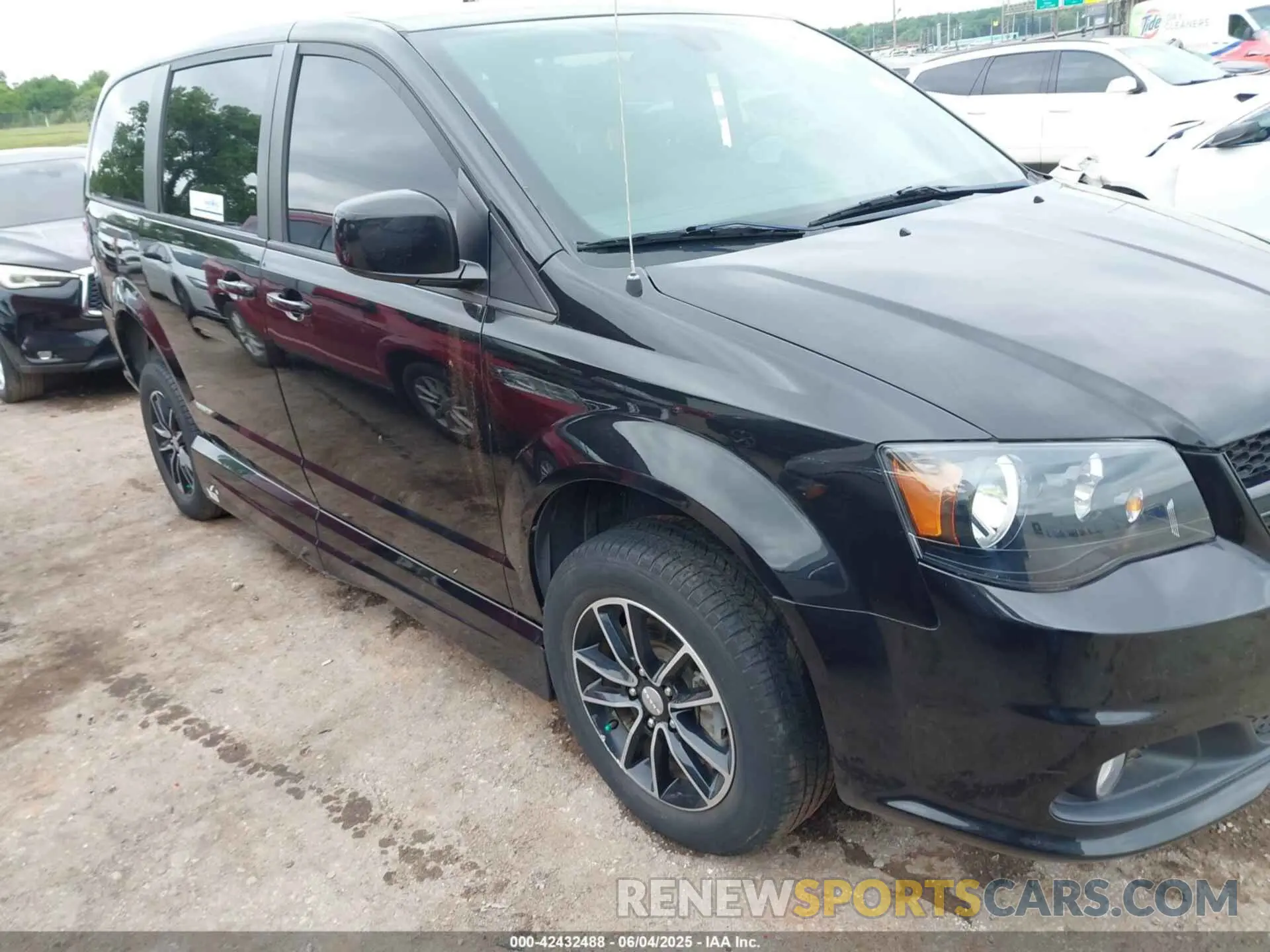 14 Photograph of a damaged car 2C4RDGBG5KR502803 DODGE GRAND CARAVAN 2019