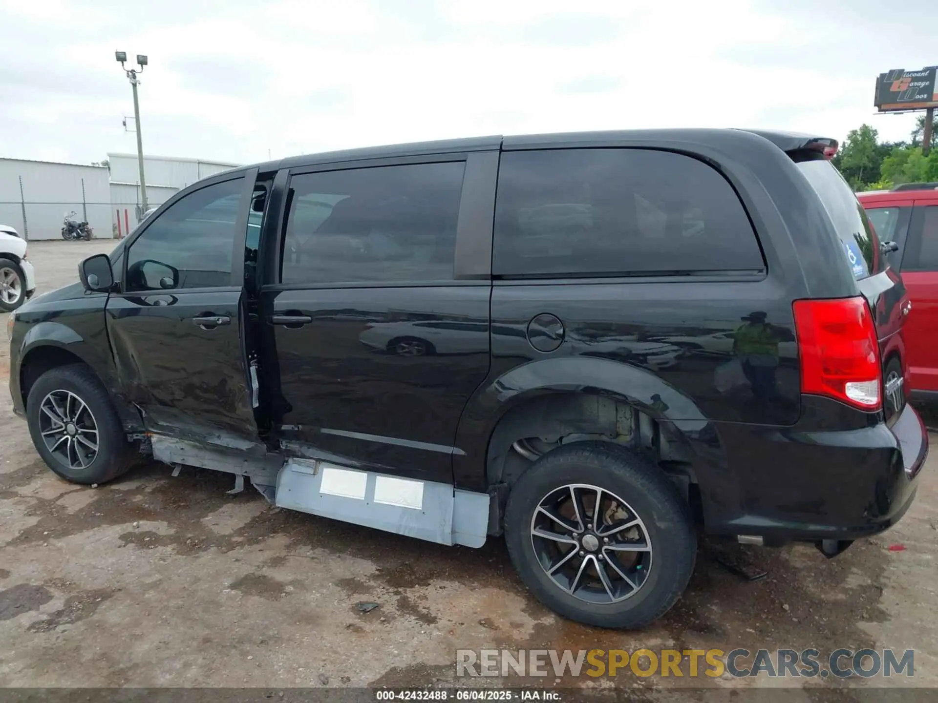 15 Photograph of a damaged car 2C4RDGBG5KR502803 DODGE GRAND CARAVAN 2019