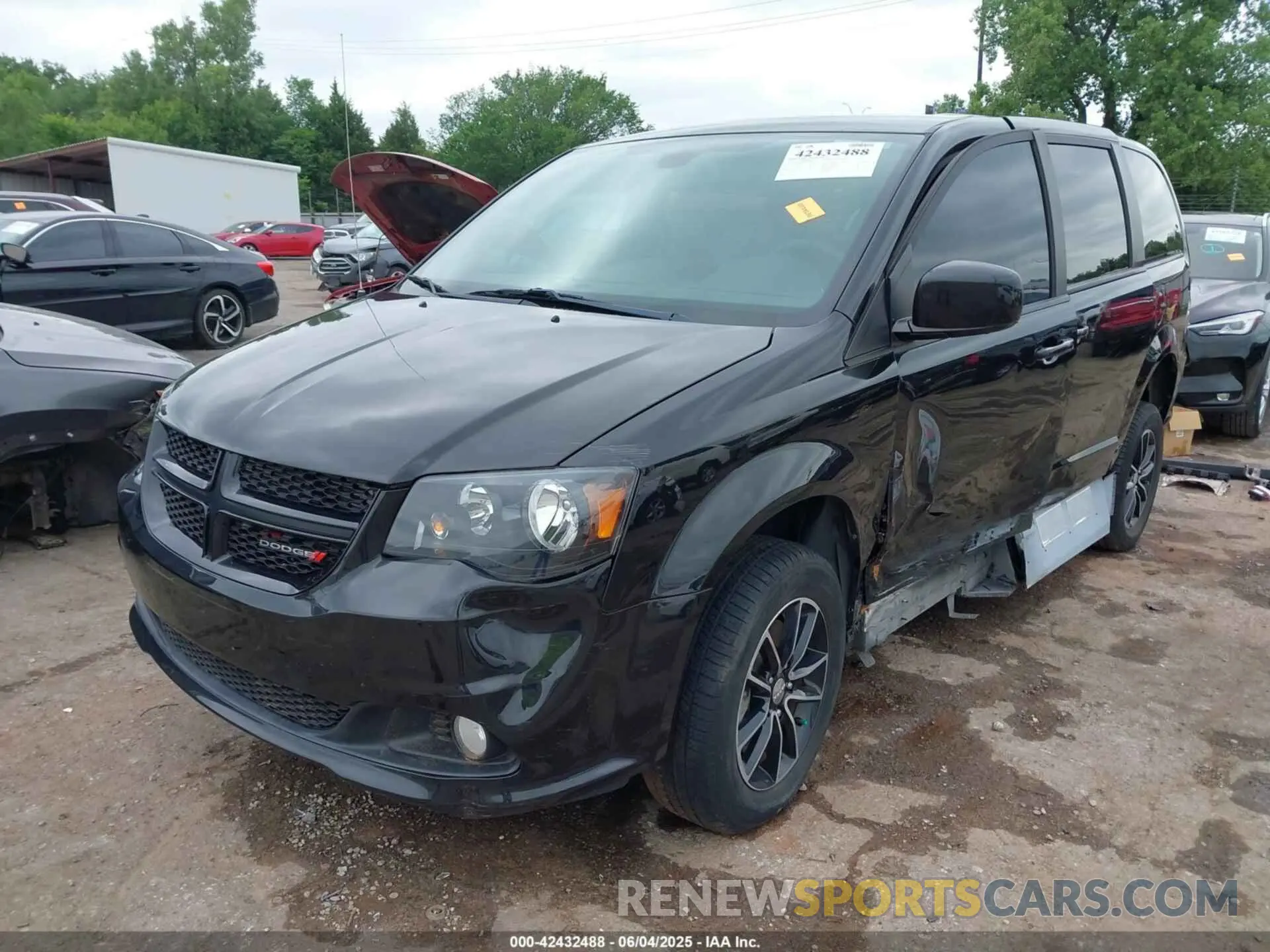 2 Photograph of a damaged car 2C4RDGBG5KR502803 DODGE GRAND CARAVAN 2019