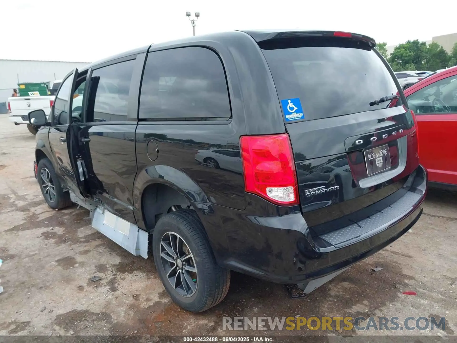 3 Photograph of a damaged car 2C4RDGBG5KR502803 DODGE GRAND CARAVAN 2019