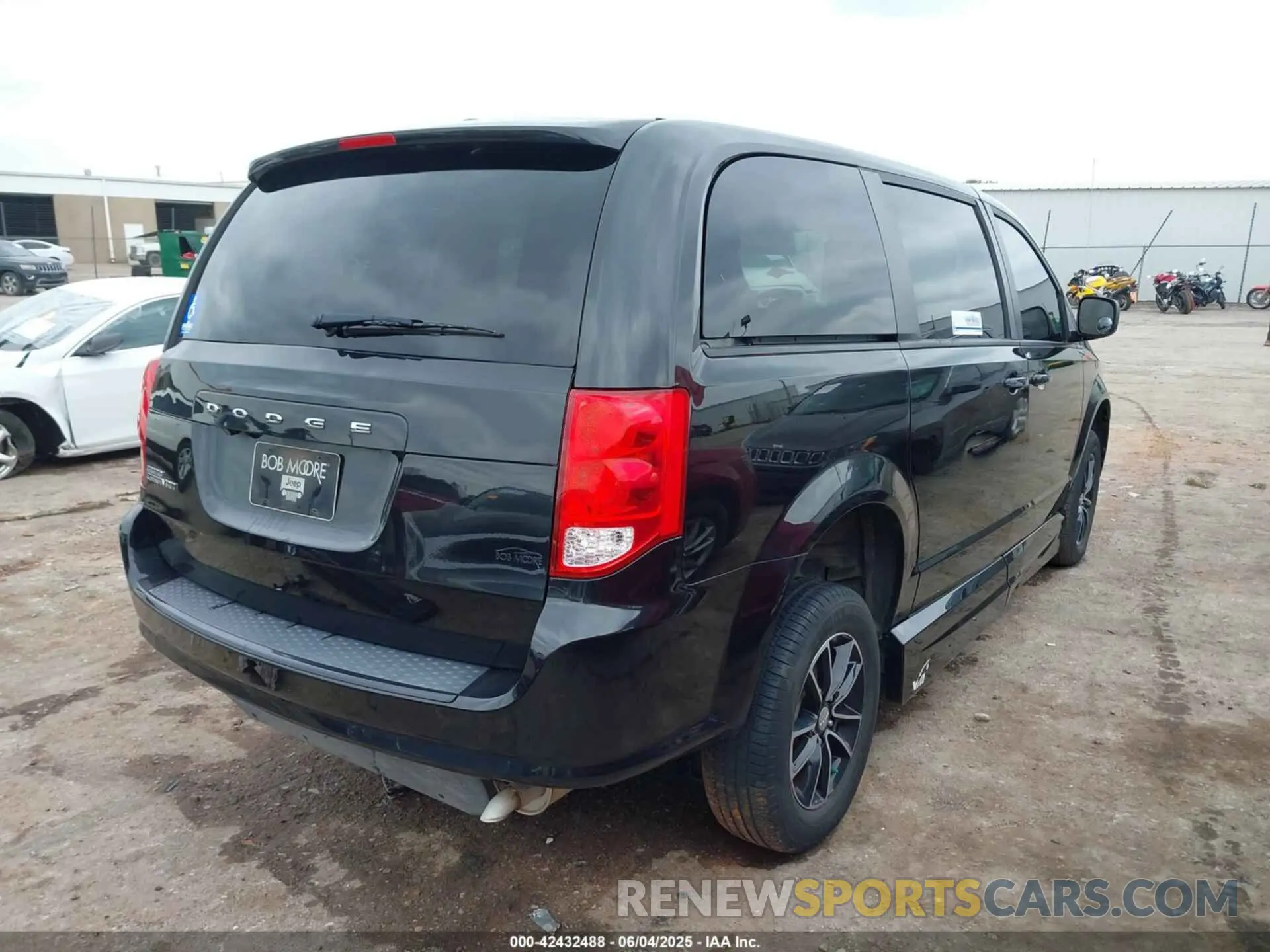 4 Photograph of a damaged car 2C4RDGBG5KR502803 DODGE GRAND CARAVAN 2019