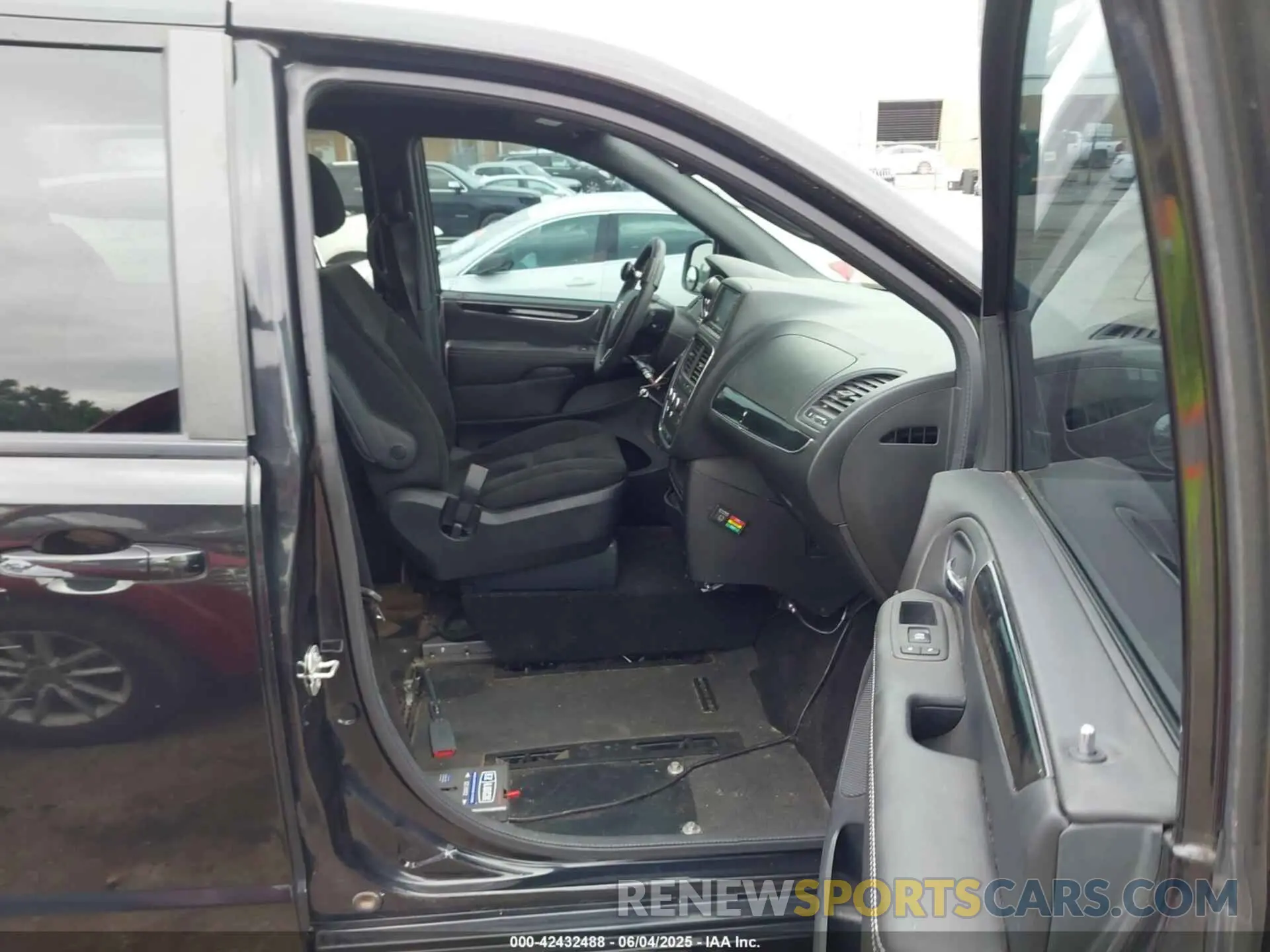 5 Photograph of a damaged car 2C4RDGBG5KR502803 DODGE GRAND CARAVAN 2019