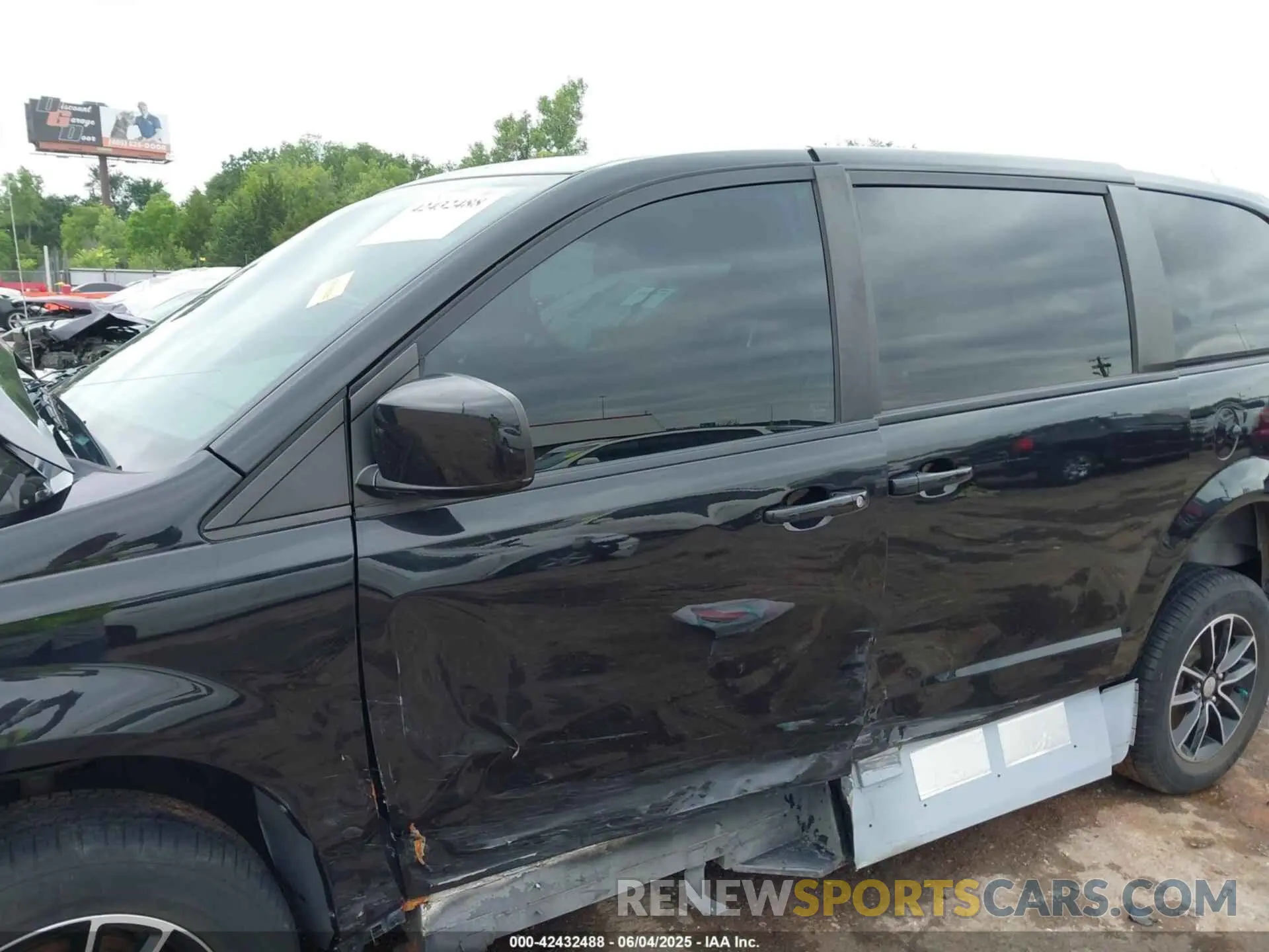 6 Photograph of a damaged car 2C4RDGBG5KR502803 DODGE GRAND CARAVAN 2019