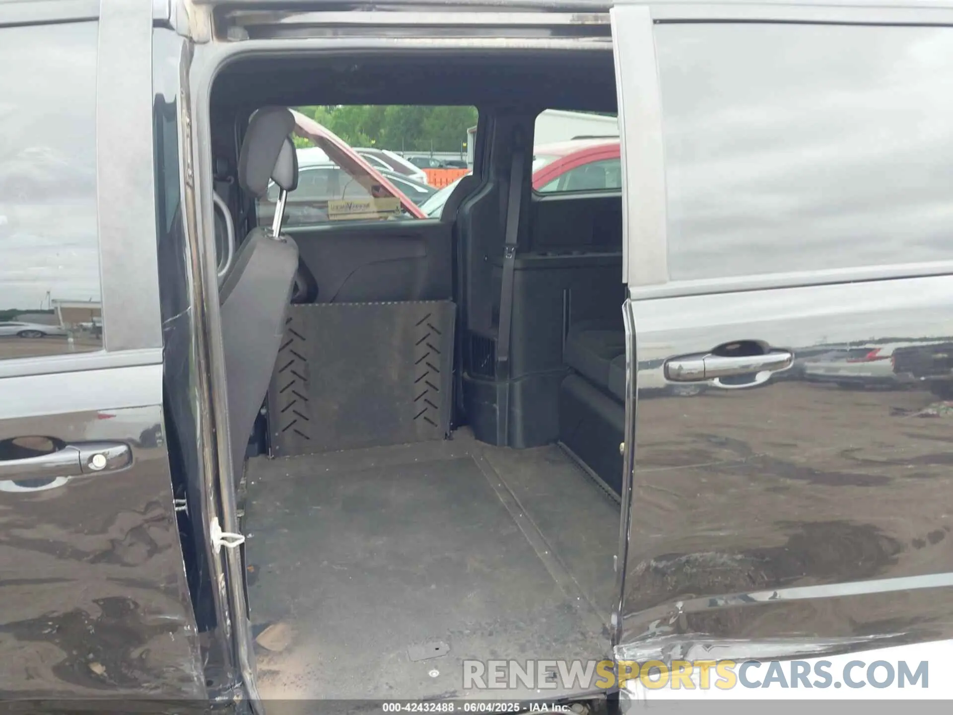8 Photograph of a damaged car 2C4RDGBG5KR502803 DODGE GRAND CARAVAN 2019