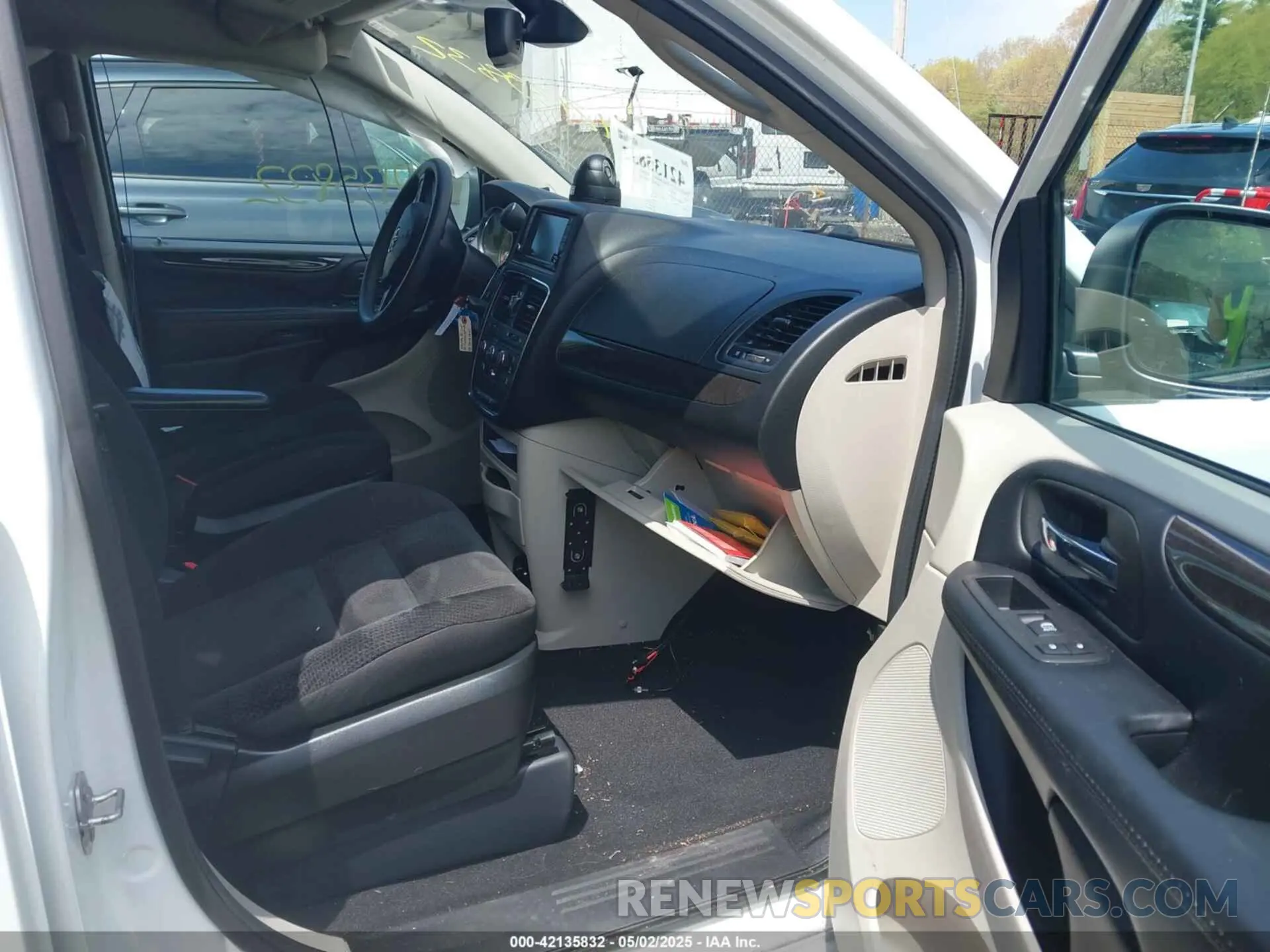 5 Photograph of a damaged car 2C4RDGBG5KR797255 DODGE GRAND CARAVAN 2019