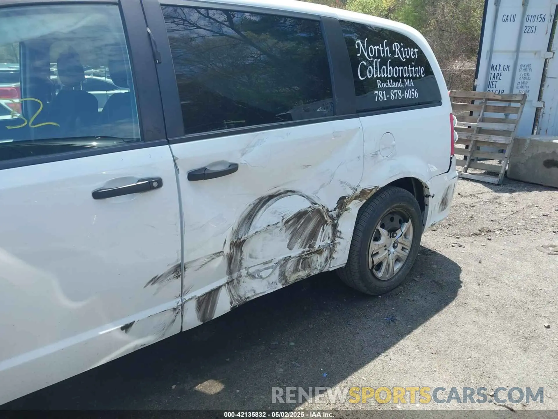 6 Photograph of a damaged car 2C4RDGBG5KR797255 DODGE GRAND CARAVAN 2019
