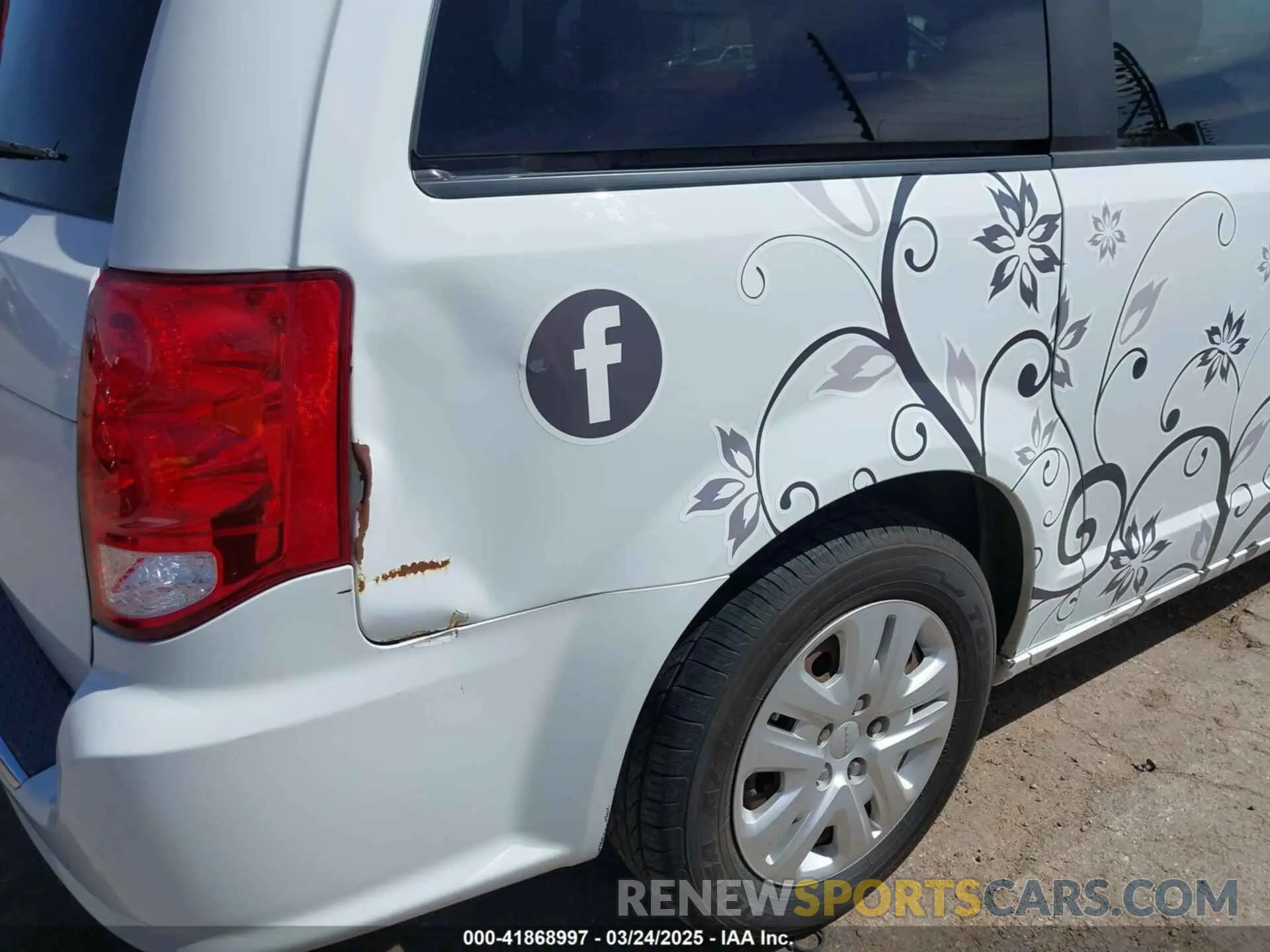 18 Photograph of a damaged car 2C4RDGBG6KR540931 DODGE GRAND CARAVAN 2019