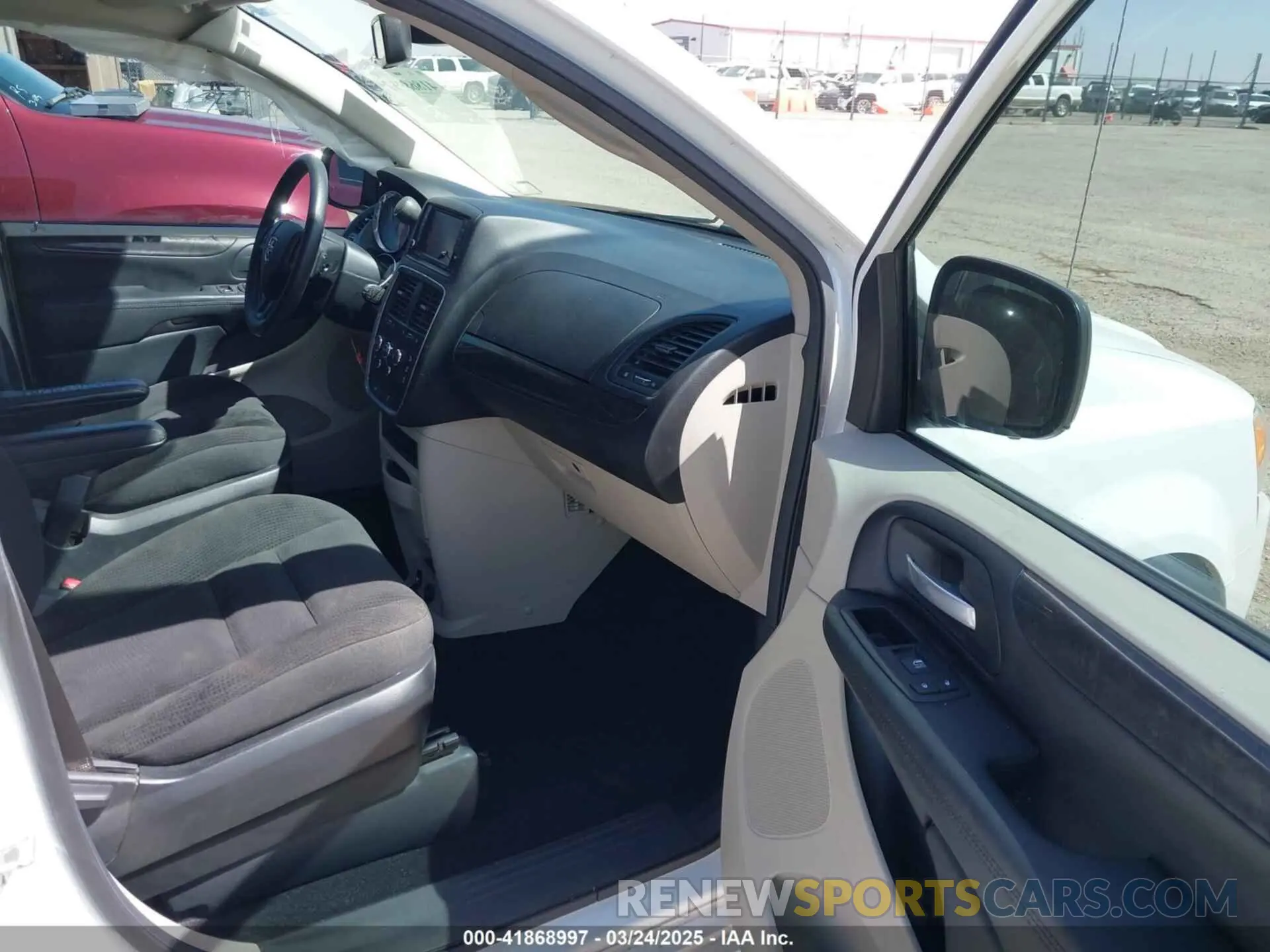 5 Photograph of a damaged car 2C4RDGBG6KR540931 DODGE GRAND CARAVAN 2019