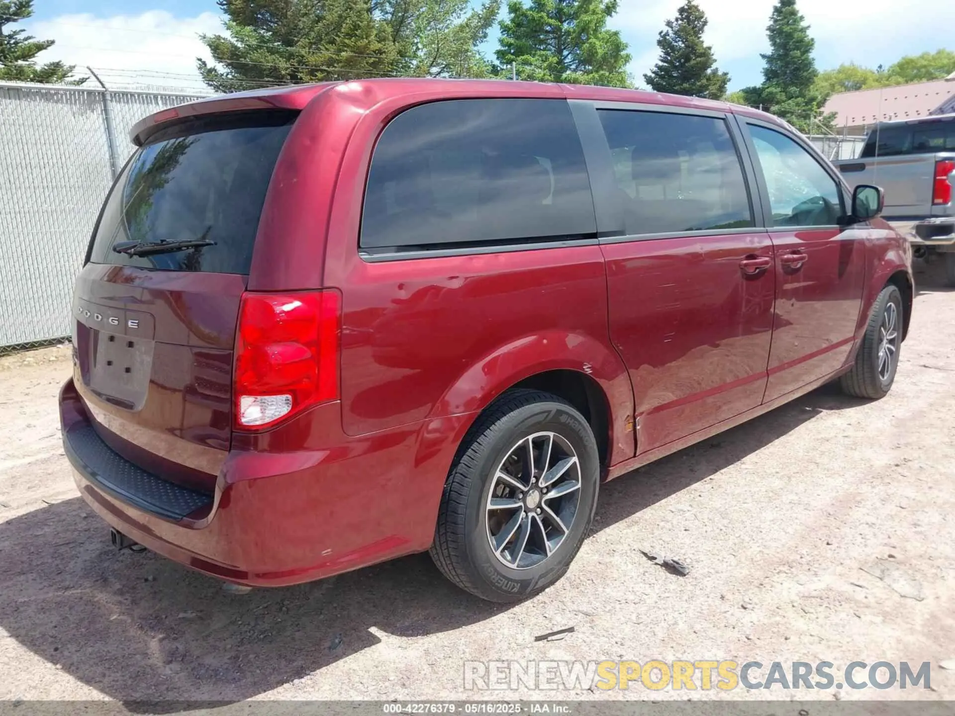 4 Photograph of a damaged car 2C4RDGBG6KR596576 DODGE GRAND CARAVAN 2019