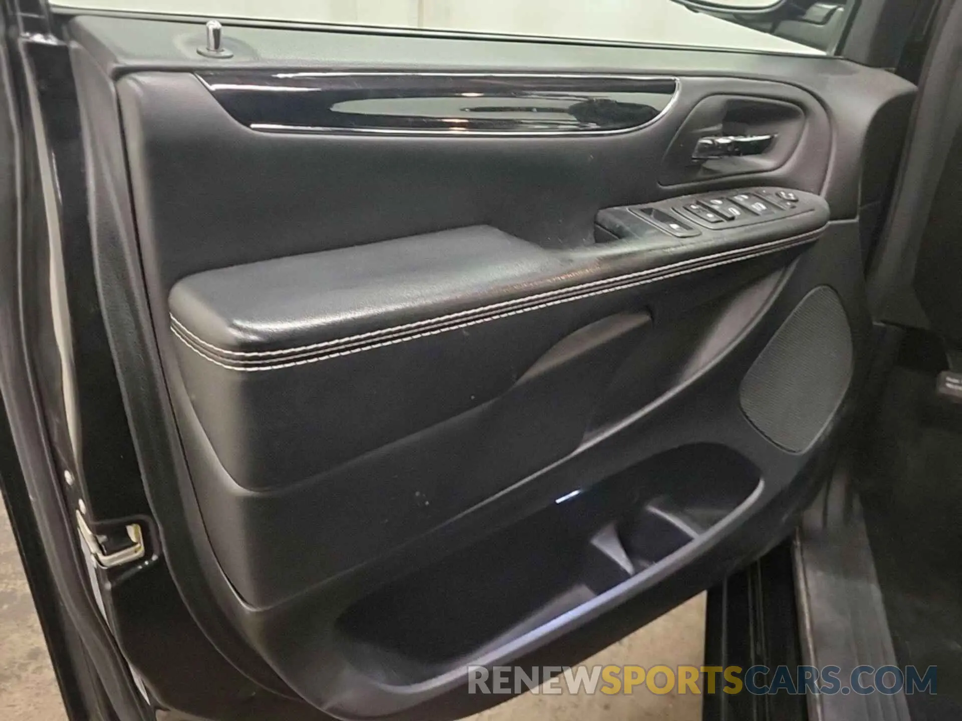 1 Photograph of a damaged car 2C4RDGBG6KR676220 DODGE GRAND CARAVAN 2019