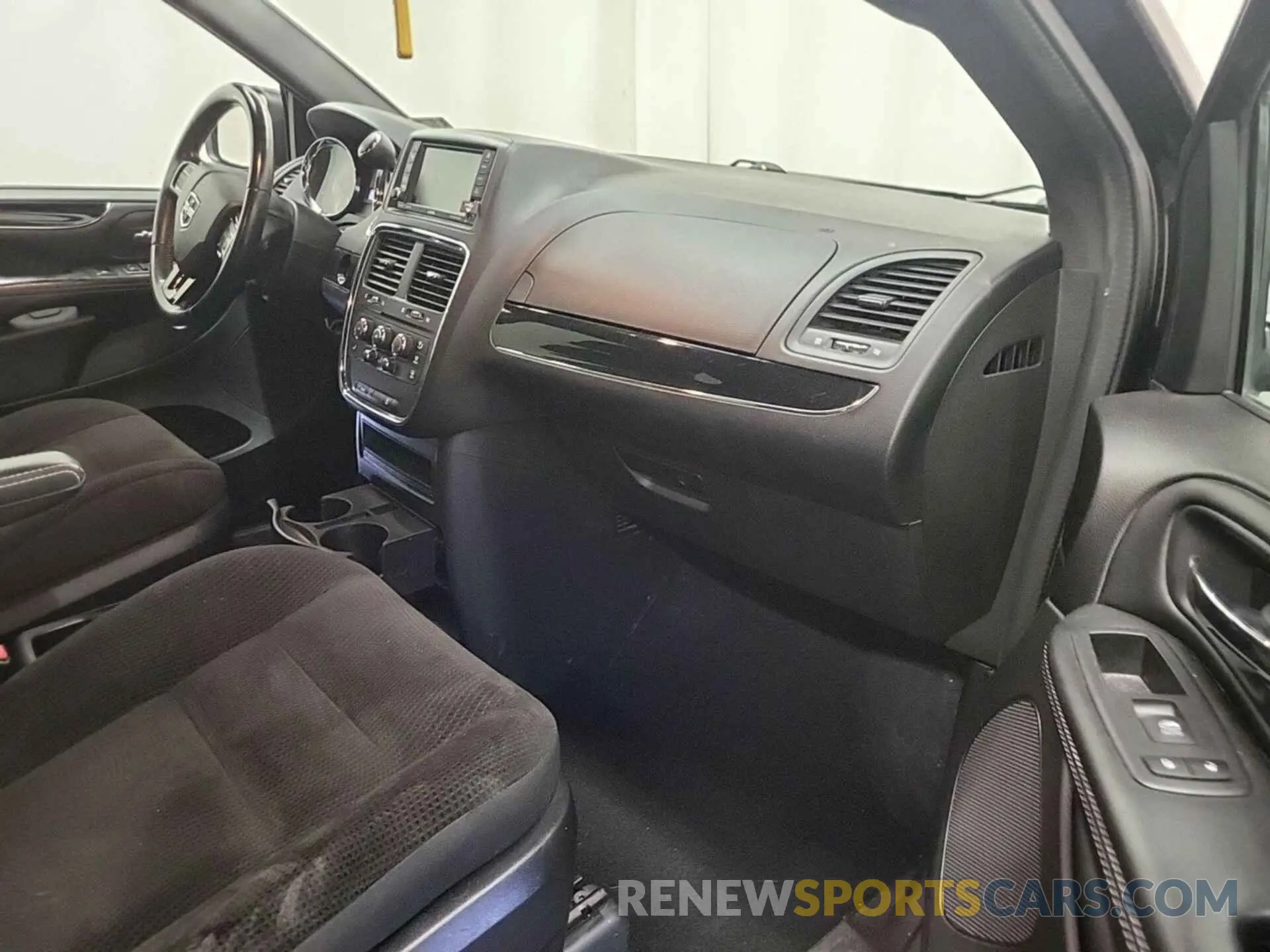 6 Photograph of a damaged car 2C4RDGBG6KR676220 DODGE GRAND CARAVAN 2019