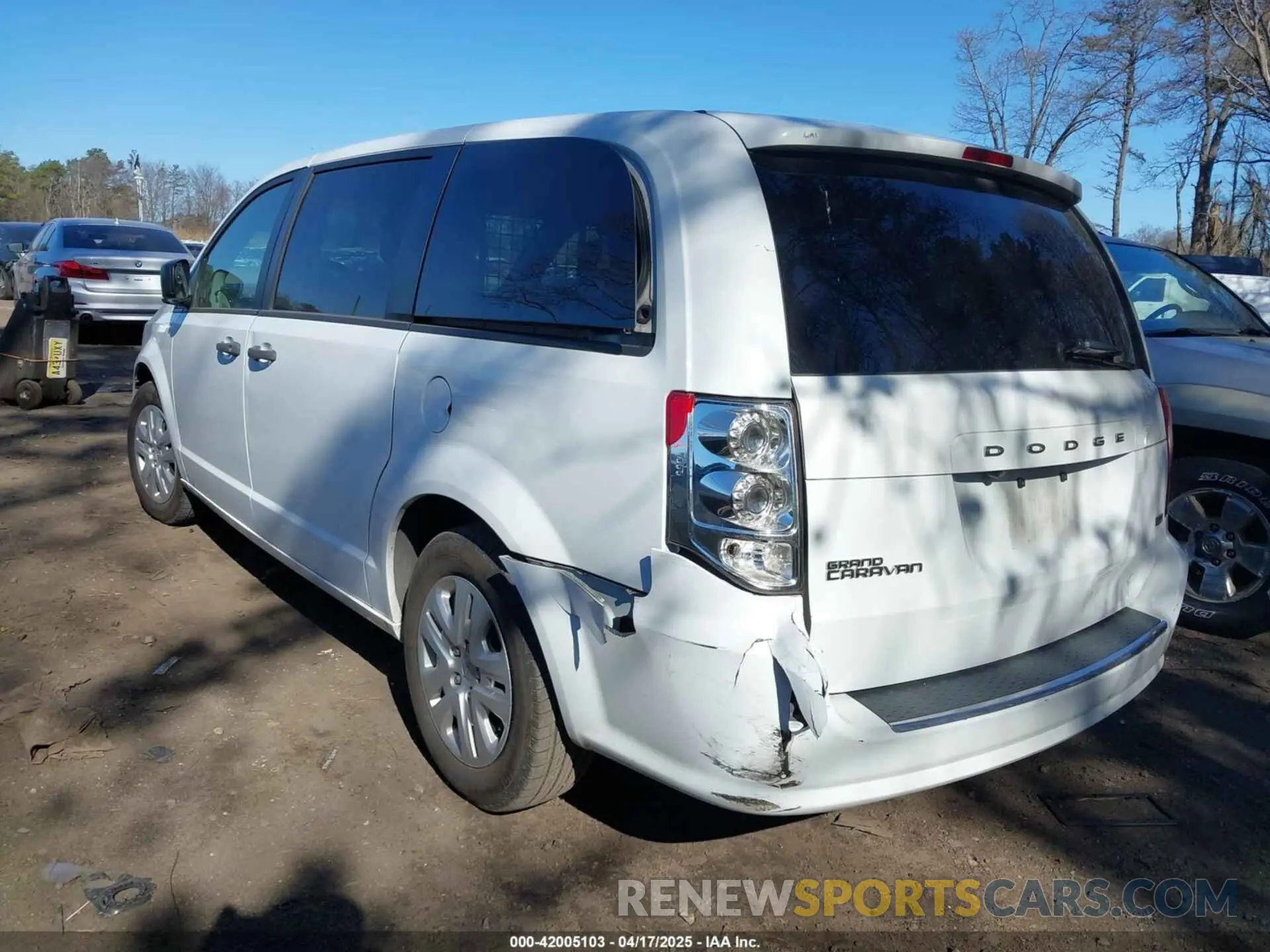 3 Photograph of a damaged car 2C4RDGBG6KR747108 DODGE GRAND CARAVAN 2019