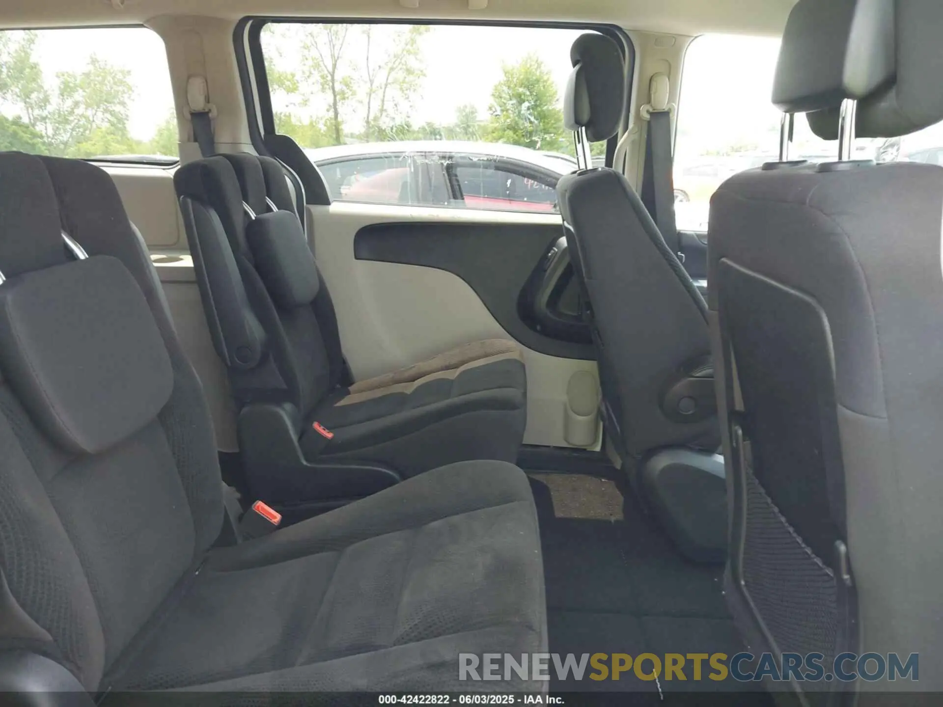 8 Photograph of a damaged car 2C4RDGBG7KR525001 DODGE GRAND CARAVAN 2019