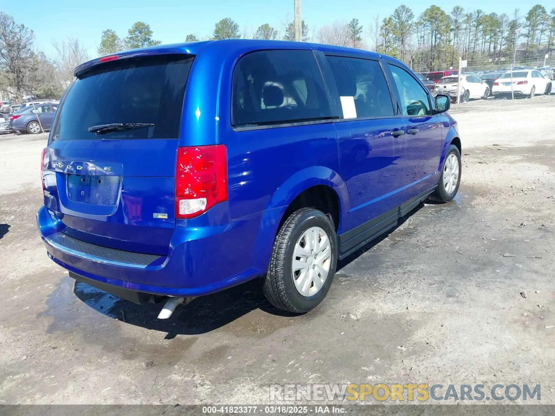 4 Photograph of a damaged car 2C4RDGBG7KR596327 DODGE GRAND CARAVAN 2019