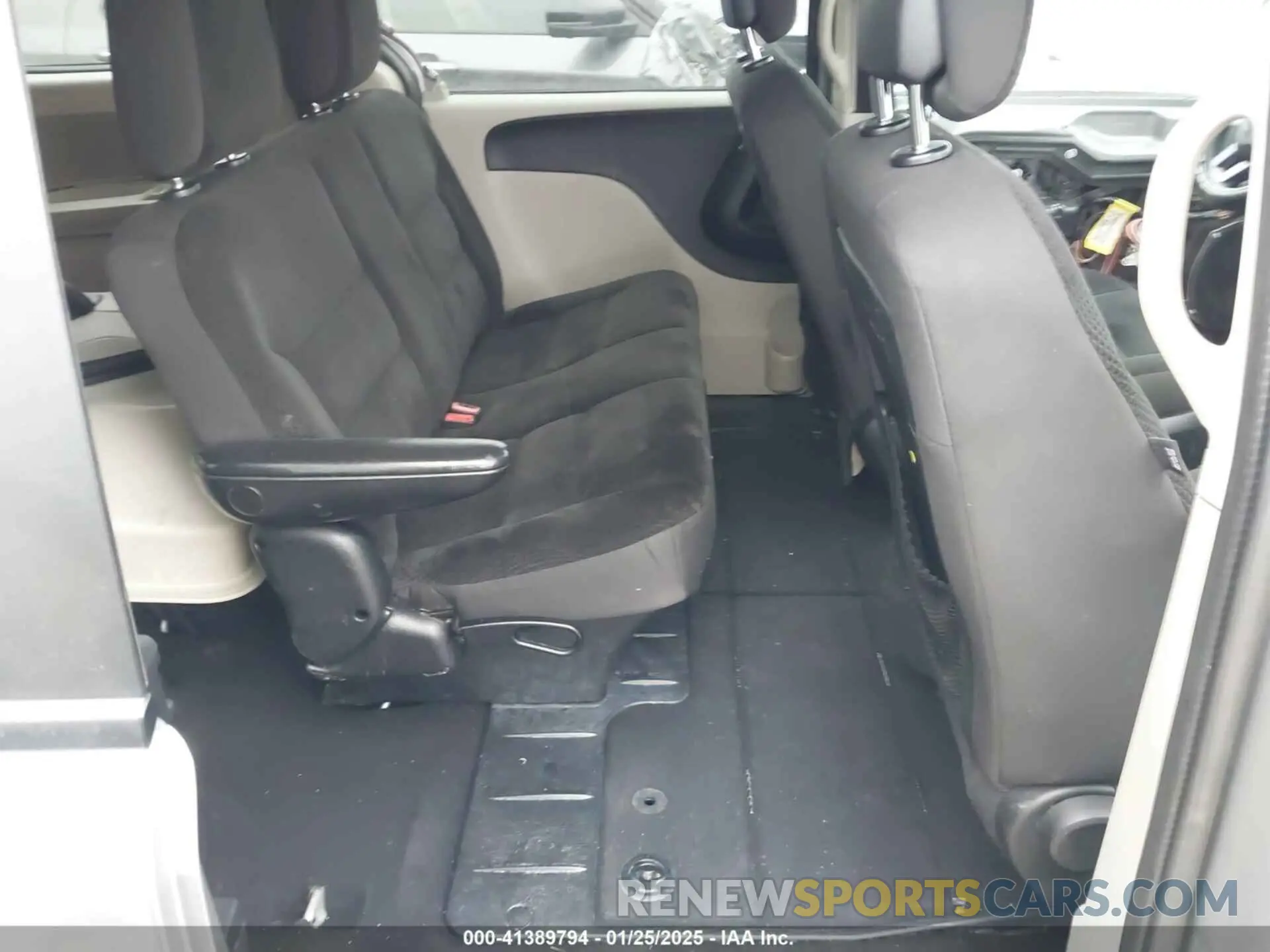 8 Photograph of a damaged car 2C4RDGBG8KR581187 DODGE GRAND CARAVAN 2019