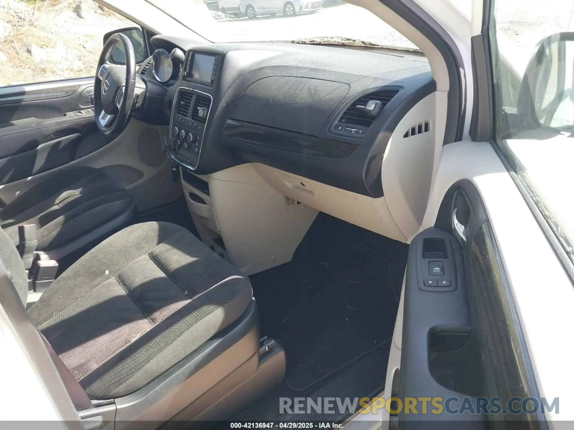 5 Photograph of a damaged car 2C4RDGBG8KR646829 DODGE GRAND CARAVAN 2019