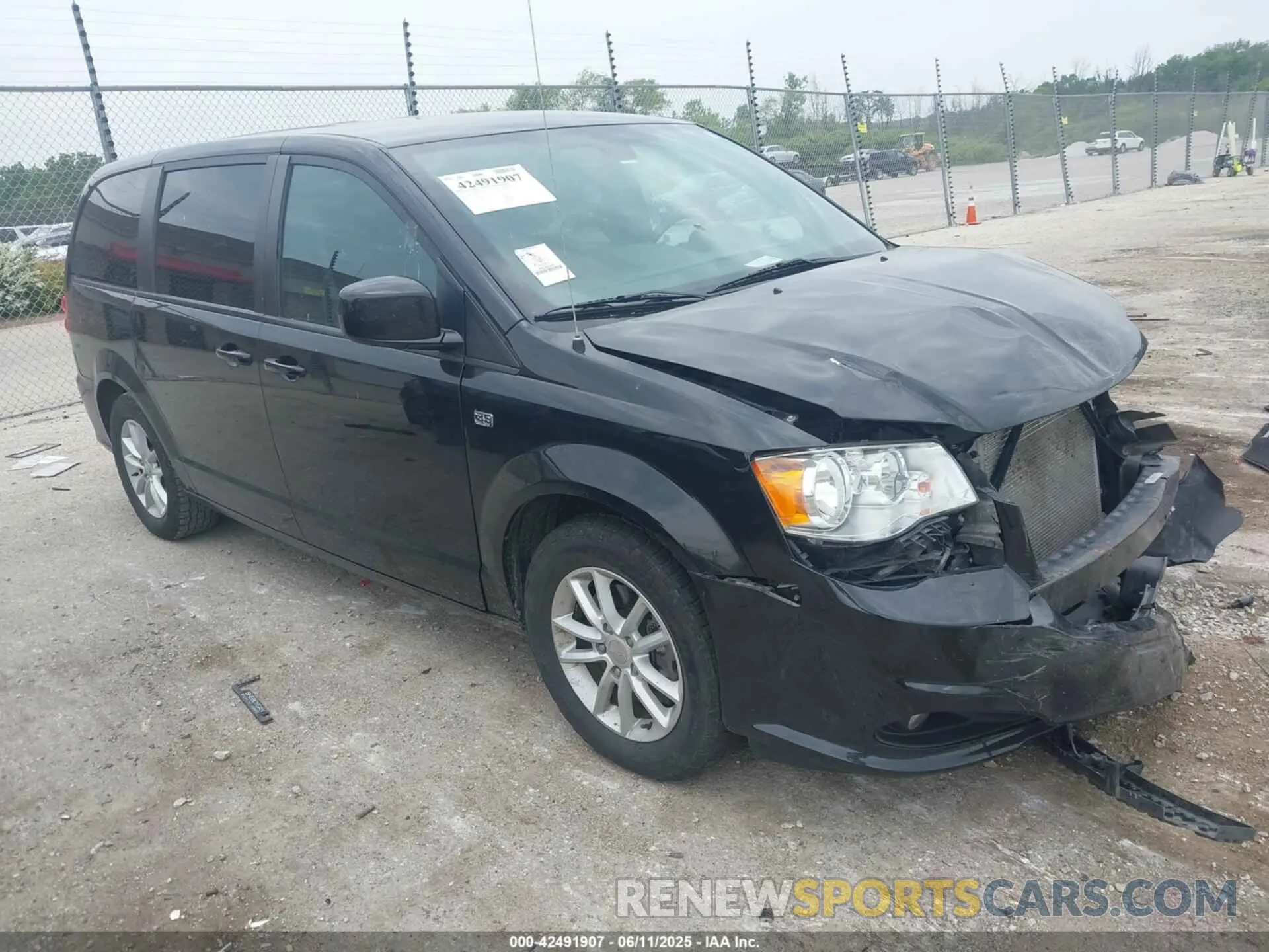 1 Photograph of a damaged car 2C4RDGBG8KR783558 DODGE GRAND CARAVAN 2019