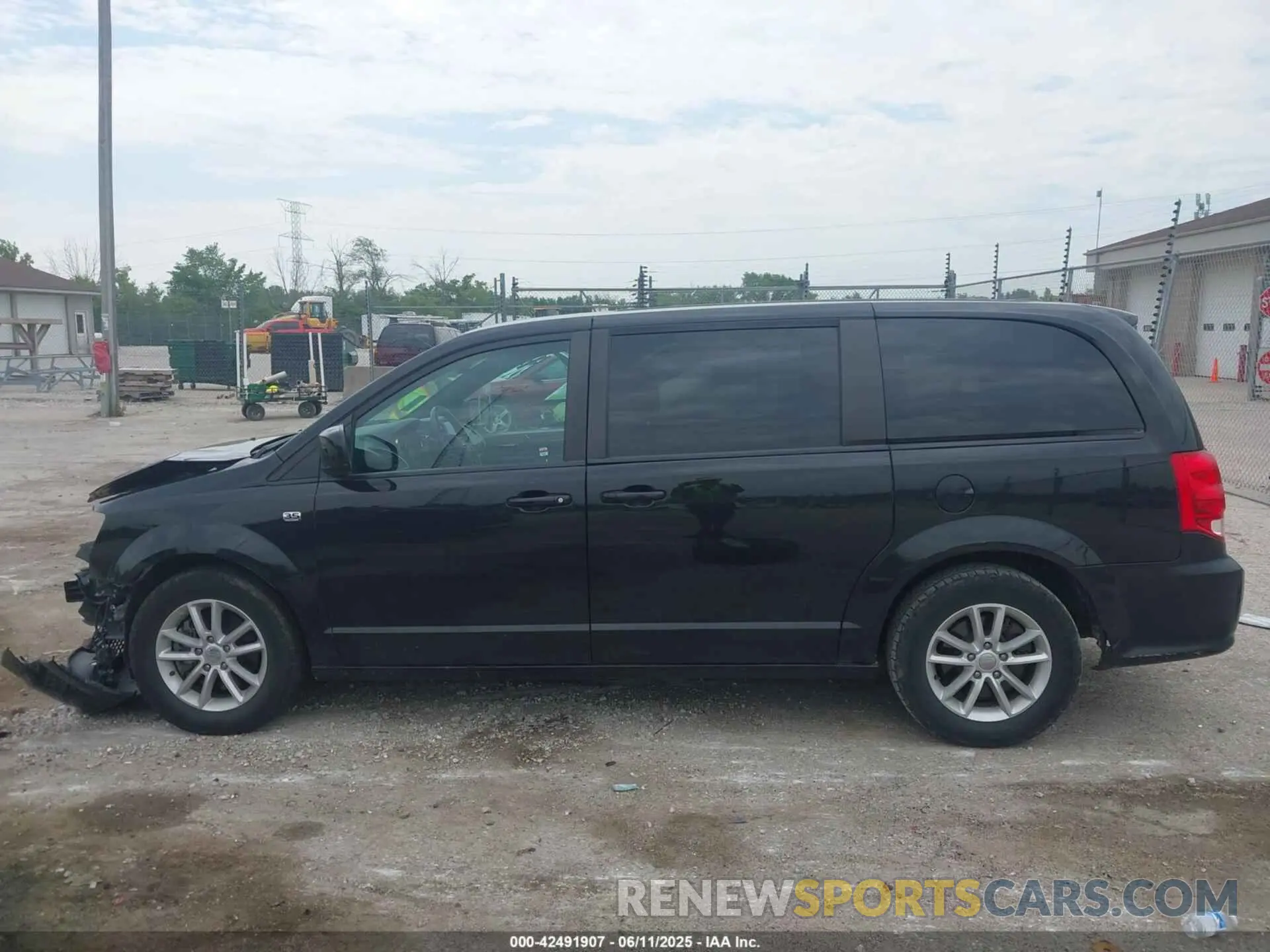 14 Photograph of a damaged car 2C4RDGBG8KR783558 DODGE GRAND CARAVAN 2019