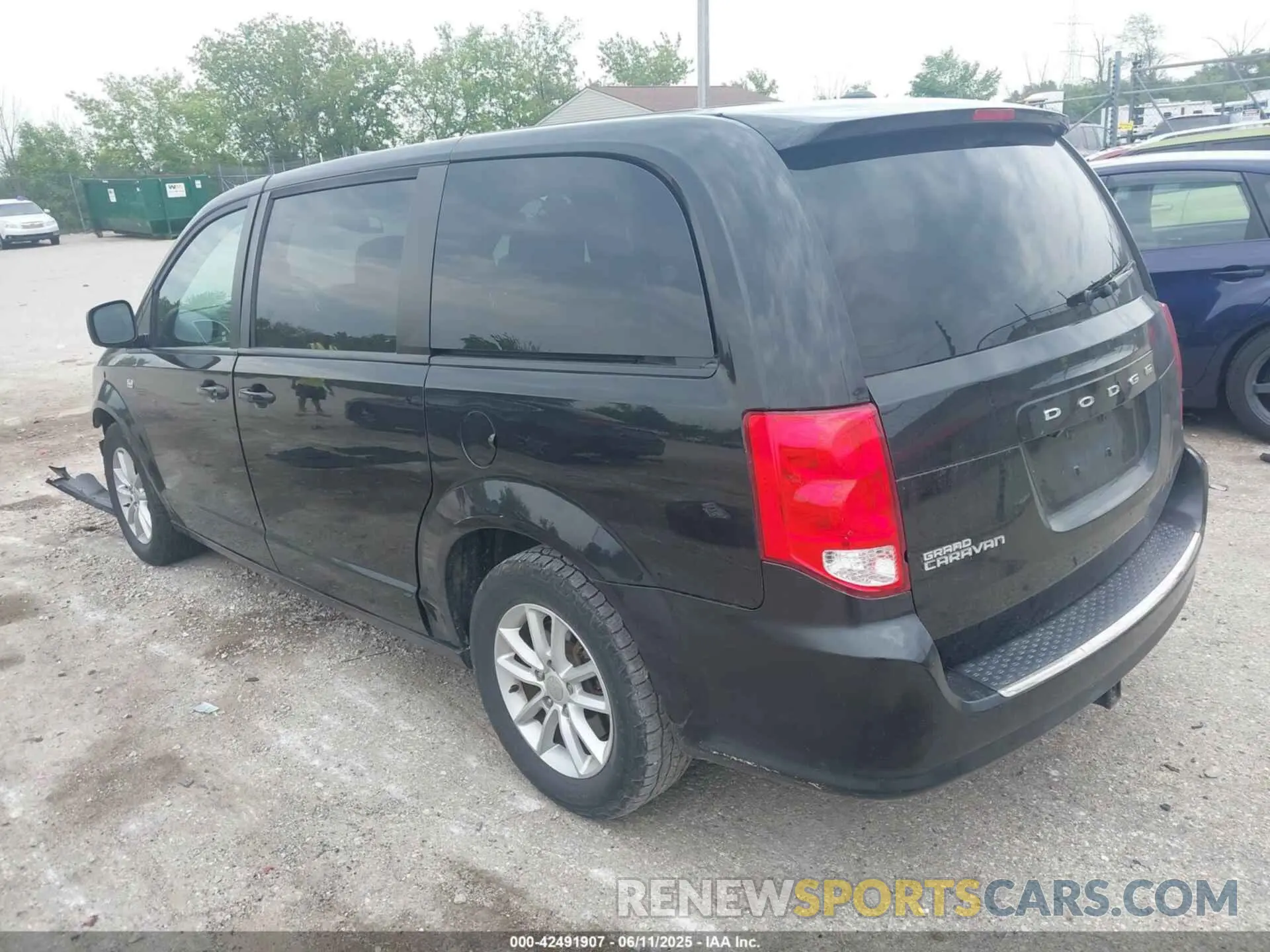 3 Photograph of a damaged car 2C4RDGBG8KR783558 DODGE GRAND CARAVAN 2019