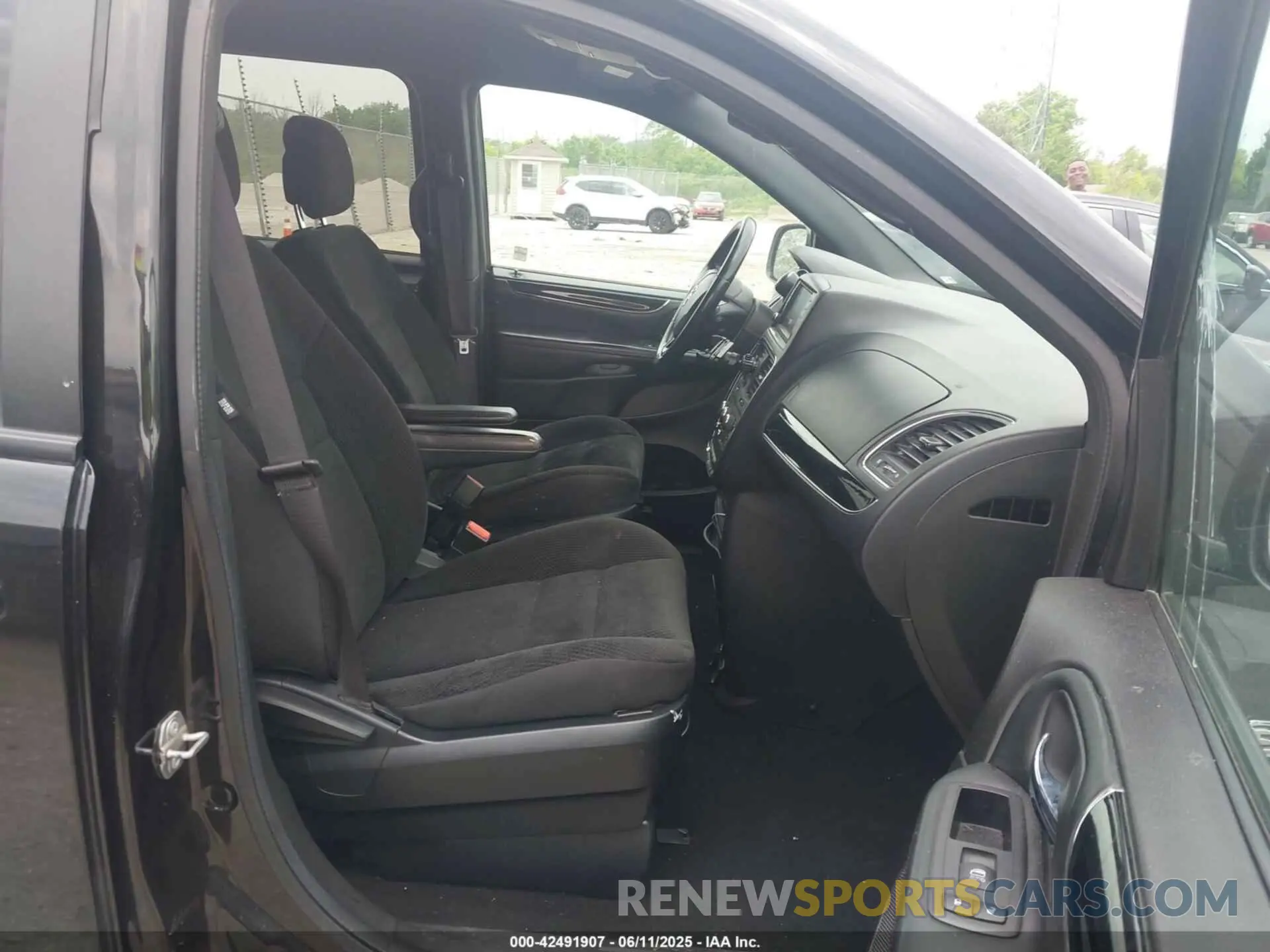 5 Photograph of a damaged car 2C4RDGBG8KR783558 DODGE GRAND CARAVAN 2019