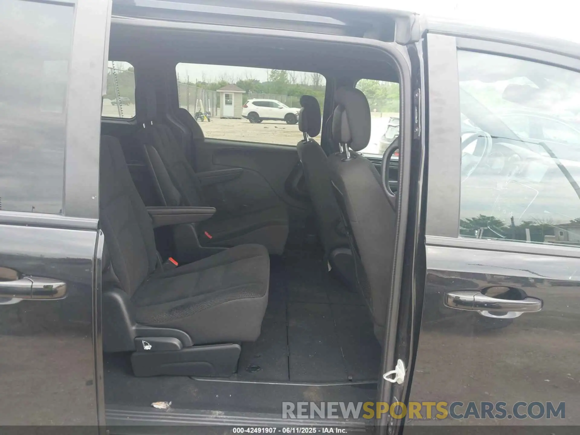 8 Photograph of a damaged car 2C4RDGBG8KR783558 DODGE GRAND CARAVAN 2019