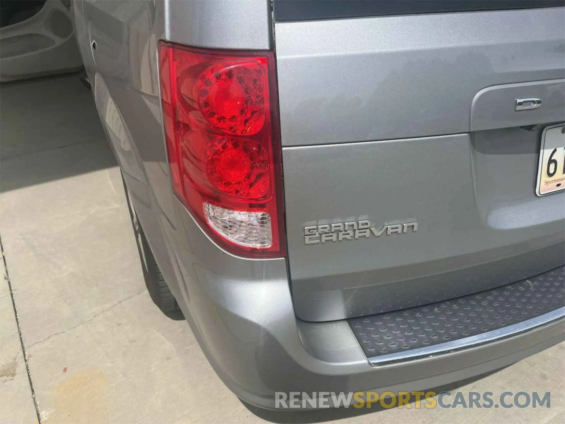 10 Photograph of a damaged car 2C4RDGBG9KR501654 DODGE GRAND CARAVAN 2019