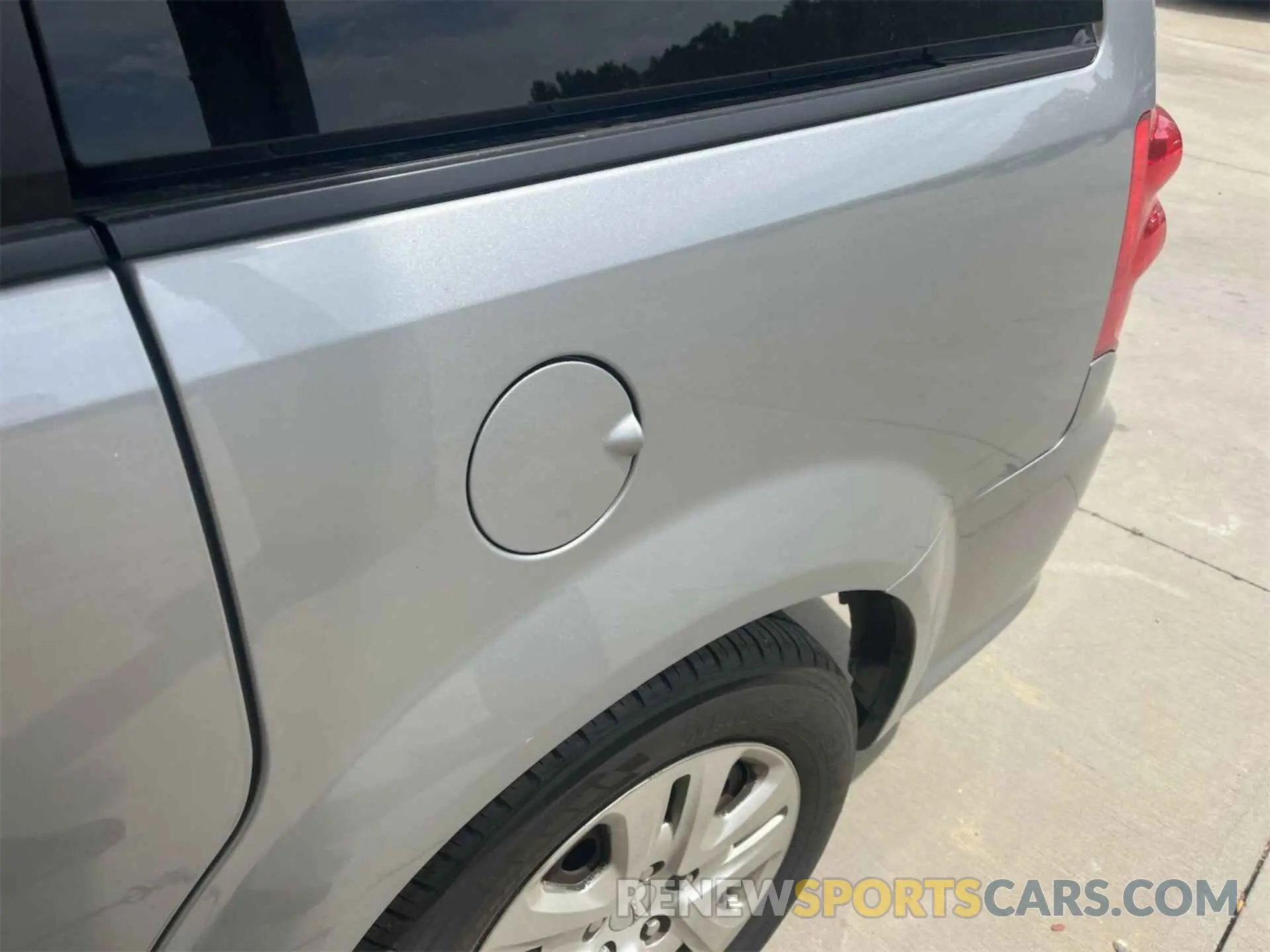 18 Photograph of a damaged car 2C4RDGBG9KR501654 DODGE GRAND CARAVAN 2019