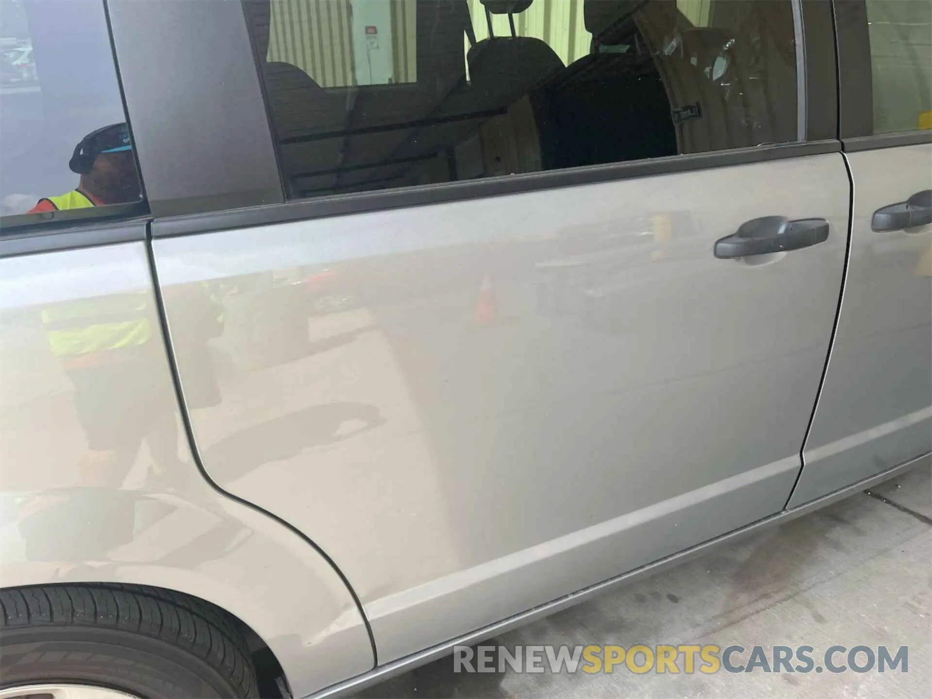 28 Photograph of a damaged car 2C4RDGBG9KR501654 DODGE GRAND CARAVAN 2019
