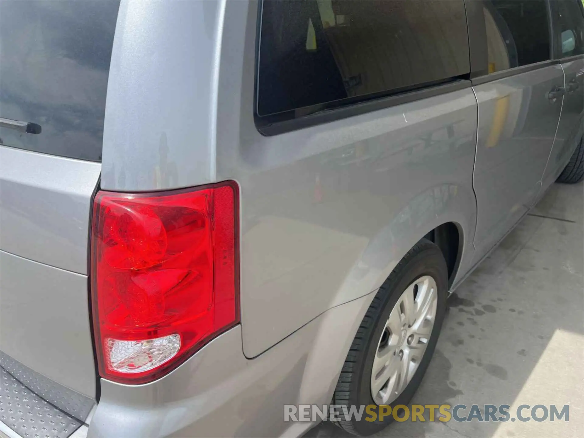32 Photograph of a damaged car 2C4RDGBG9KR501654 DODGE GRAND CARAVAN 2019