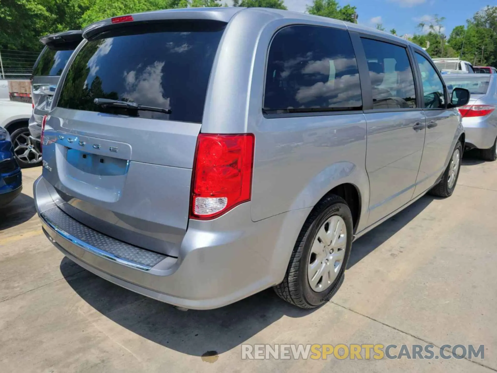 33 Photograph of a damaged car 2C4RDGBG9KR501654 DODGE GRAND CARAVAN 2019
