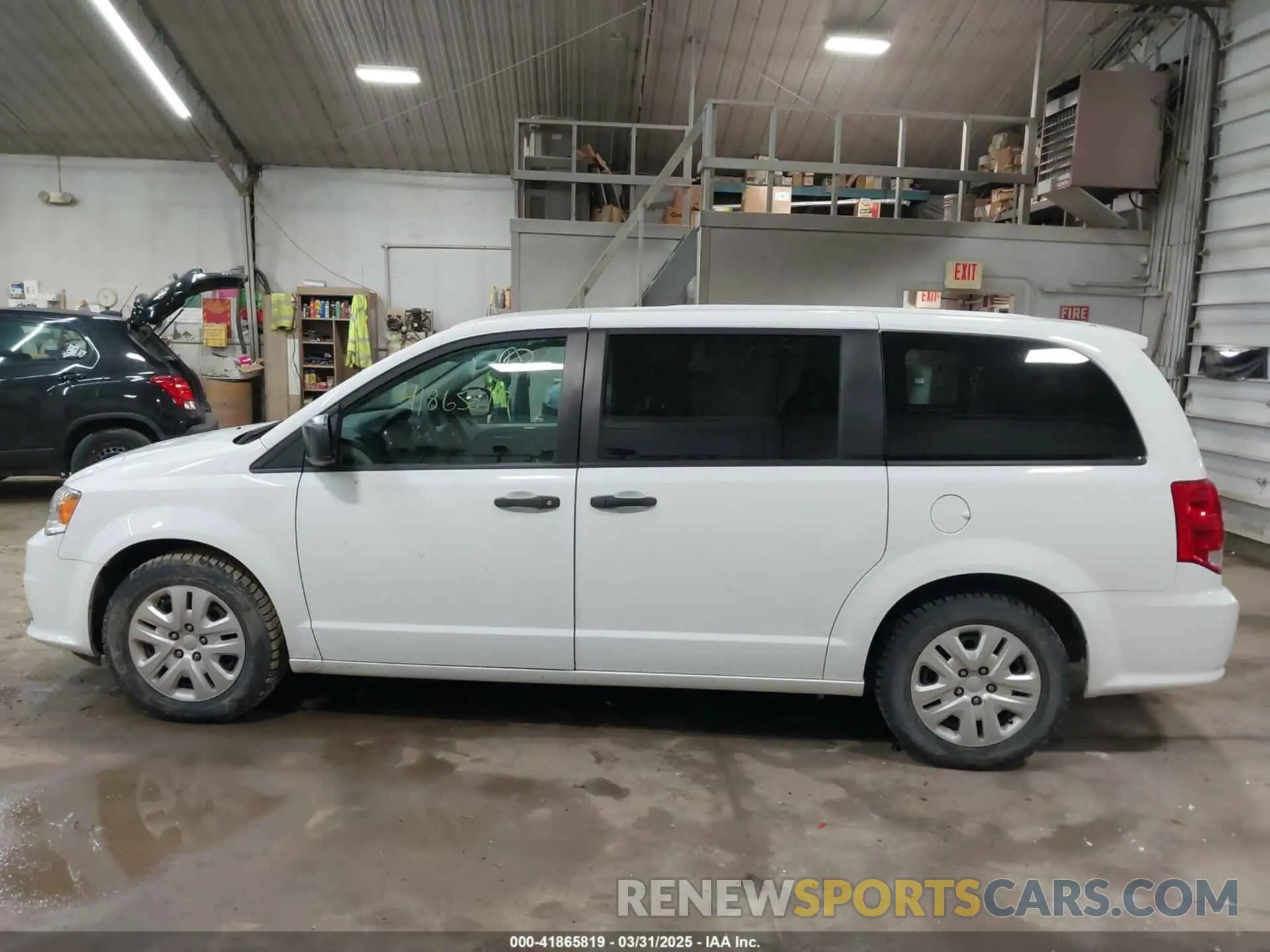14 Photograph of a damaged car 2C4RDGBG9KR501685 DODGE GRAND CARAVAN 2019