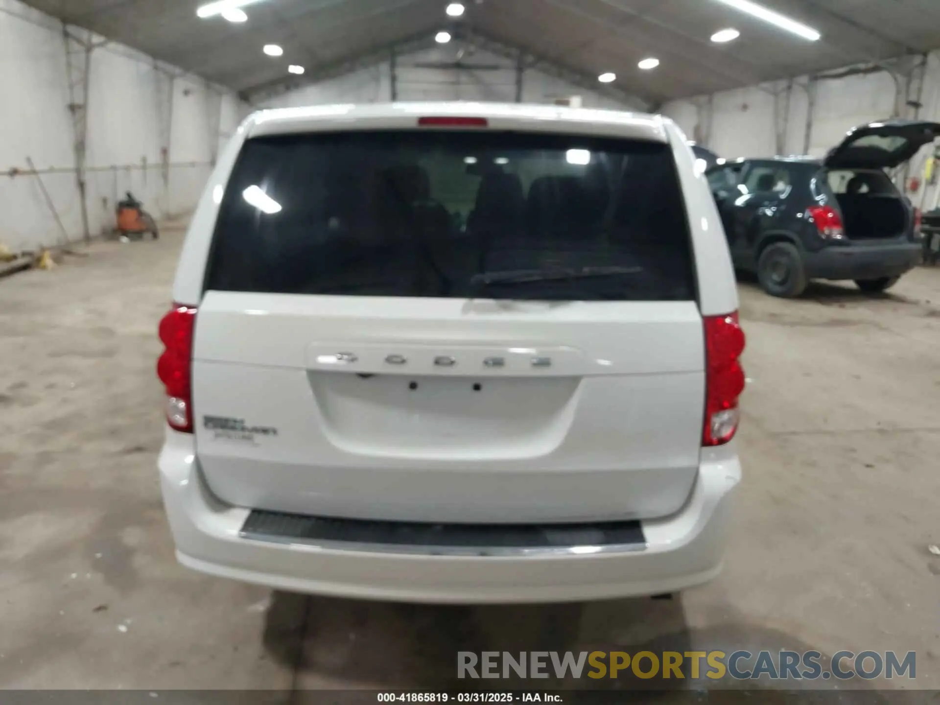 16 Photograph of a damaged car 2C4RDGBG9KR501685 DODGE GRAND CARAVAN 2019