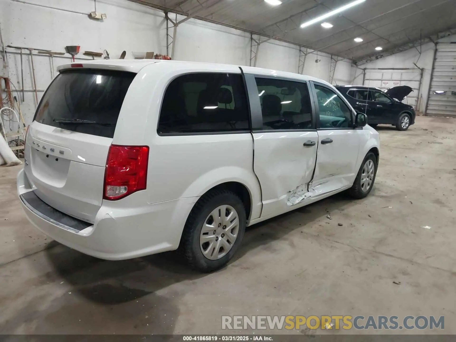 4 Photograph of a damaged car 2C4RDGBG9KR501685 DODGE GRAND CARAVAN 2019