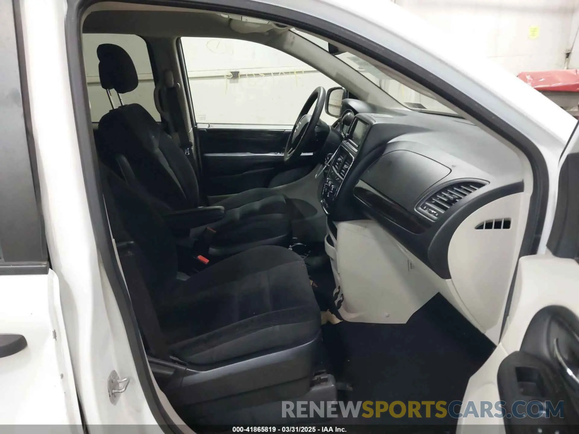 5 Photograph of a damaged car 2C4RDGBG9KR501685 DODGE GRAND CARAVAN 2019