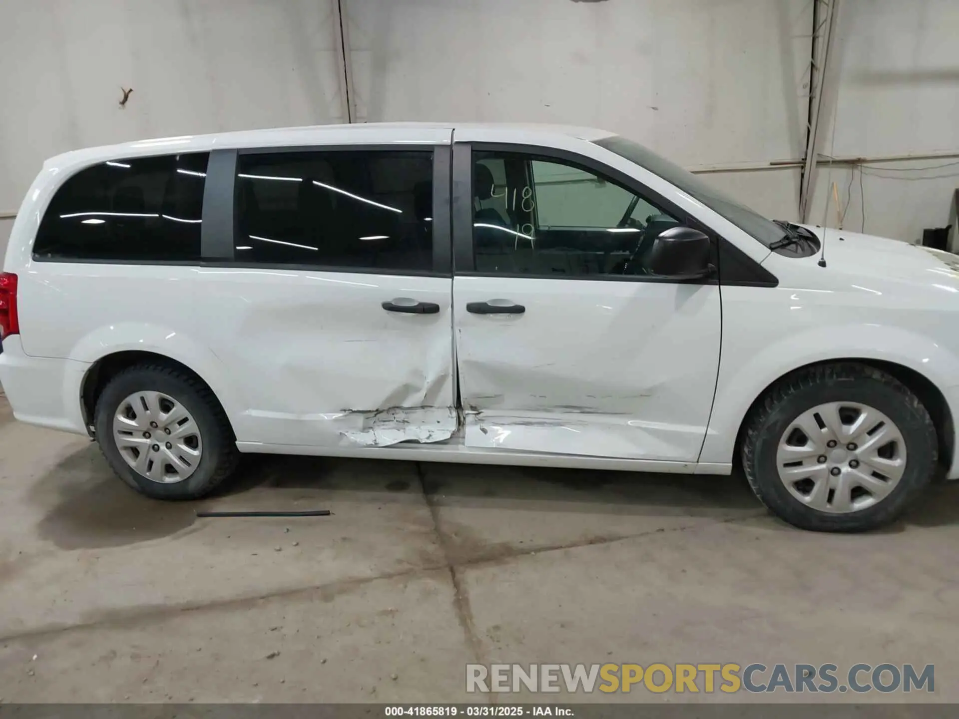 6 Photograph of a damaged car 2C4RDGBG9KR501685 DODGE GRAND CARAVAN 2019