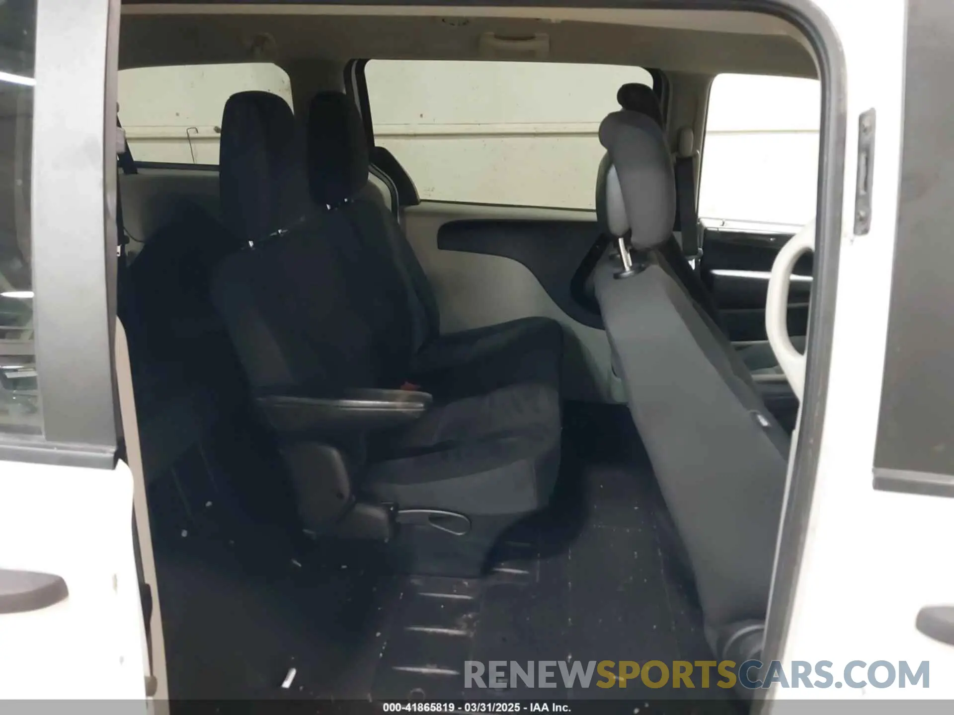 8 Photograph of a damaged car 2C4RDGBG9KR501685 DODGE GRAND CARAVAN 2019