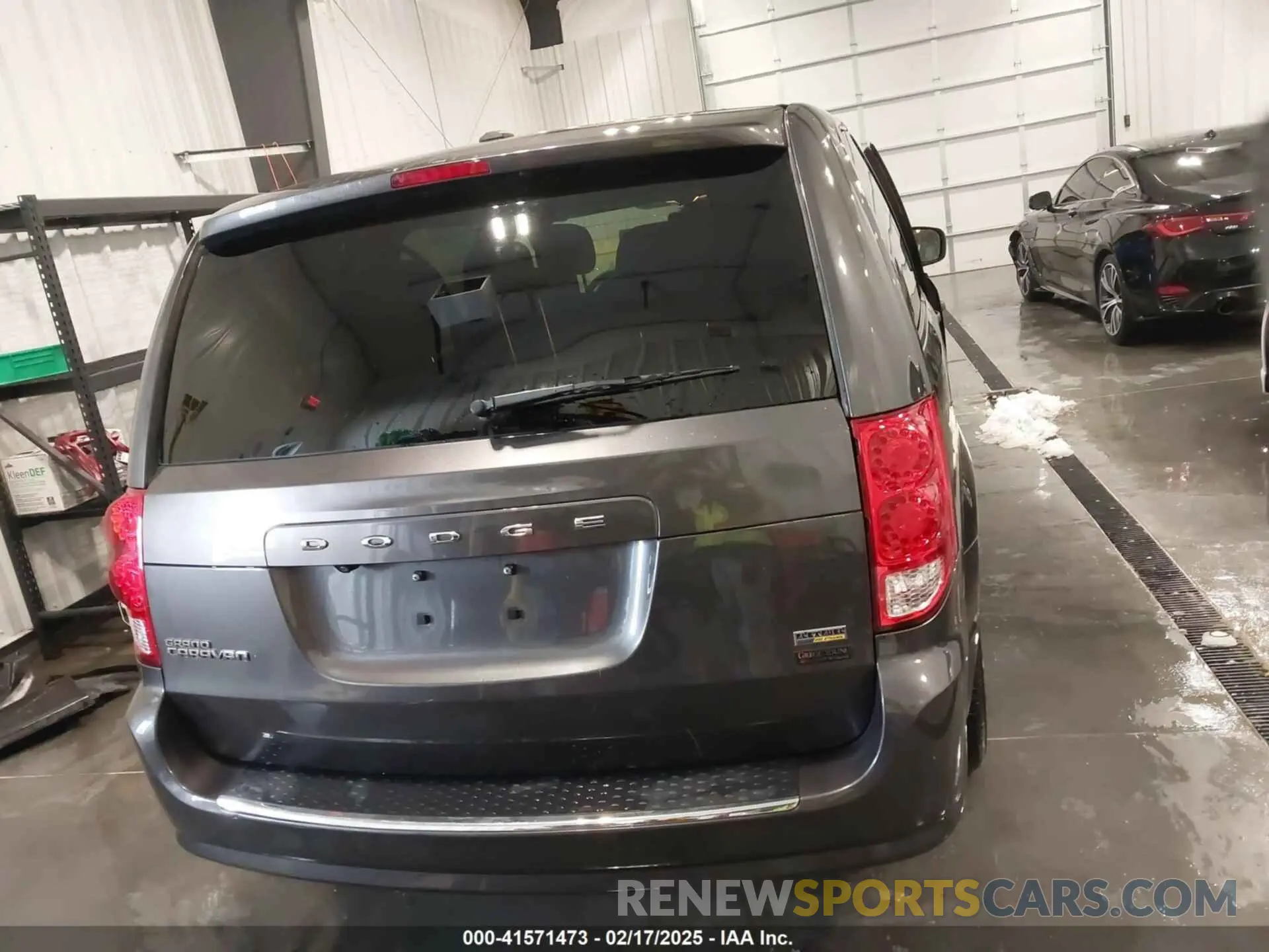 17 Photograph of a damaged car 2C4RDGBG9KR527770 DODGE GRAND CARAVAN 2019