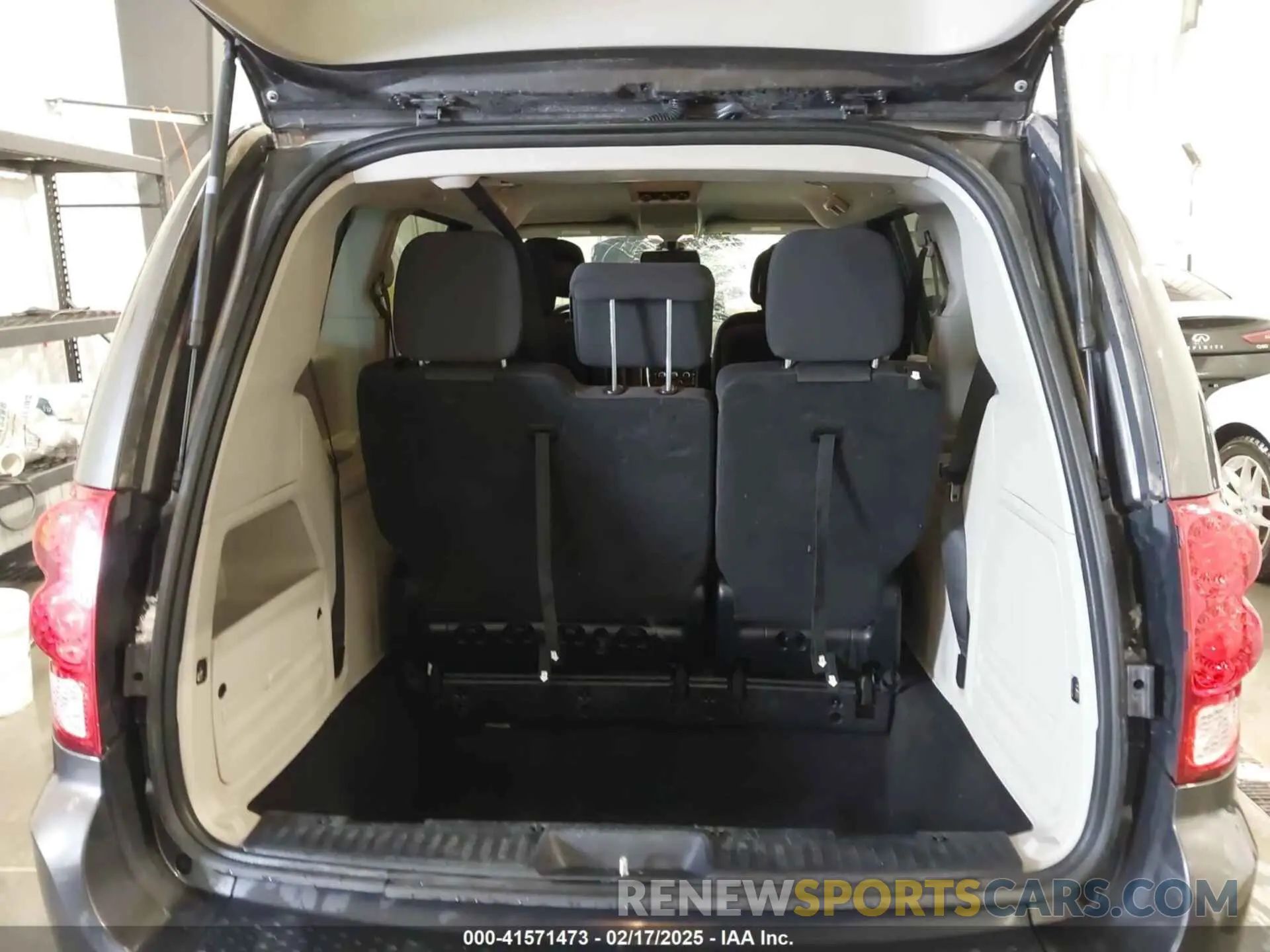 18 Photograph of a damaged car 2C4RDGBG9KR527770 DODGE GRAND CARAVAN 2019