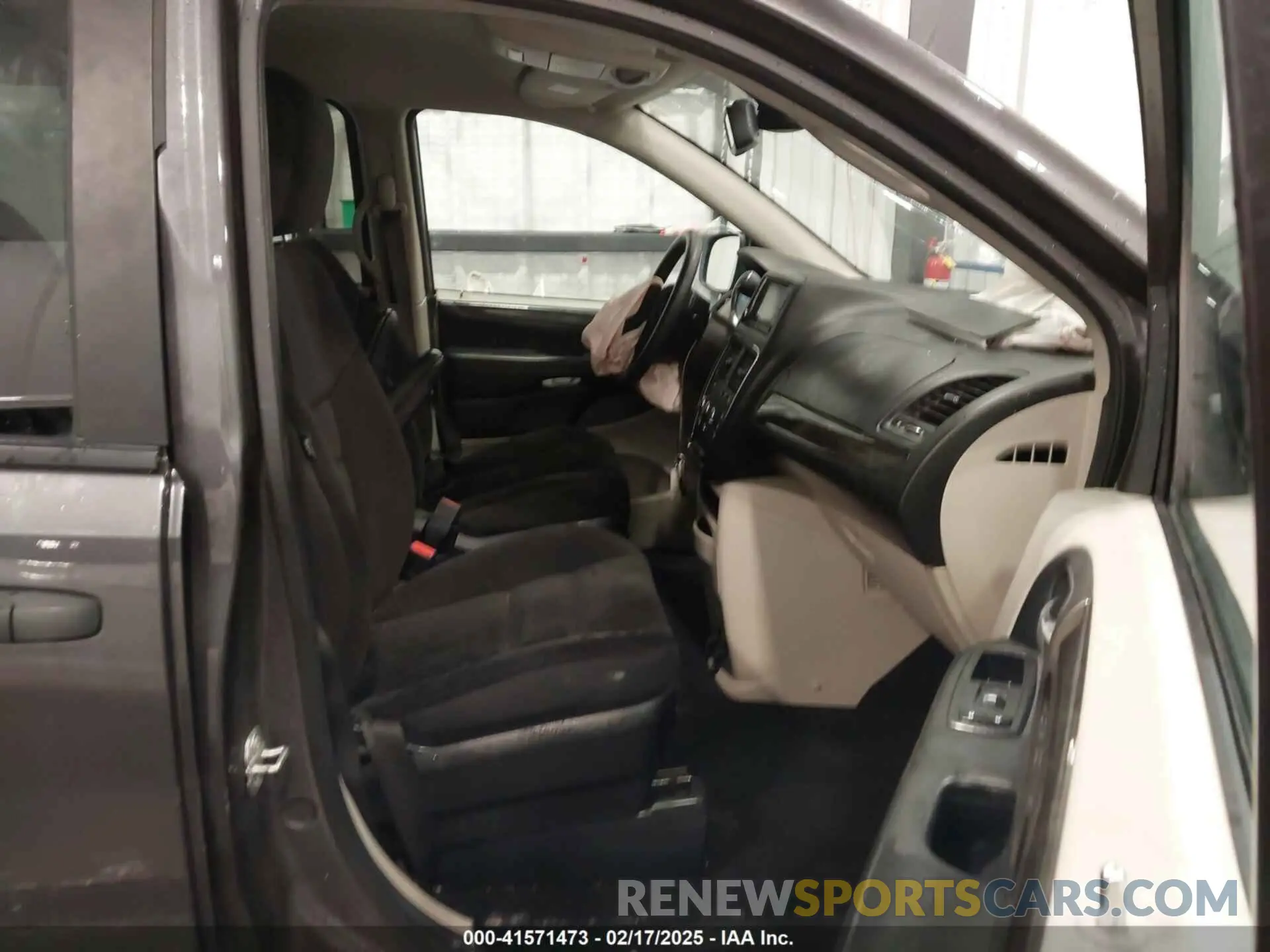 5 Photograph of a damaged car 2C4RDGBG9KR527770 DODGE GRAND CARAVAN 2019