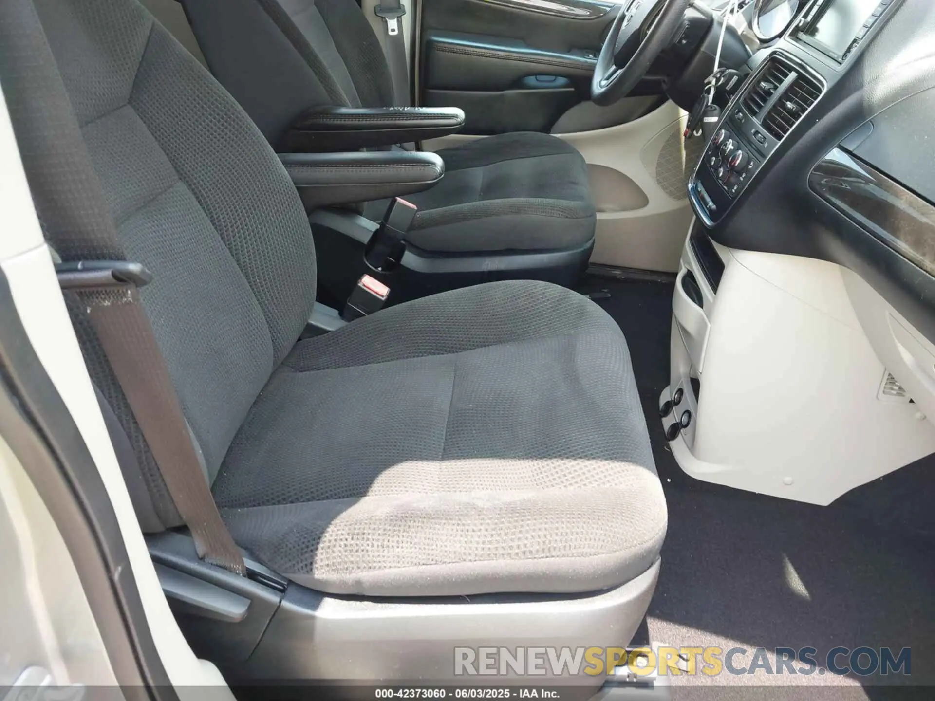 5 Photograph of a damaged car 2C4RDGBG9KR599522 DODGE GRAND CARAVAN 2019