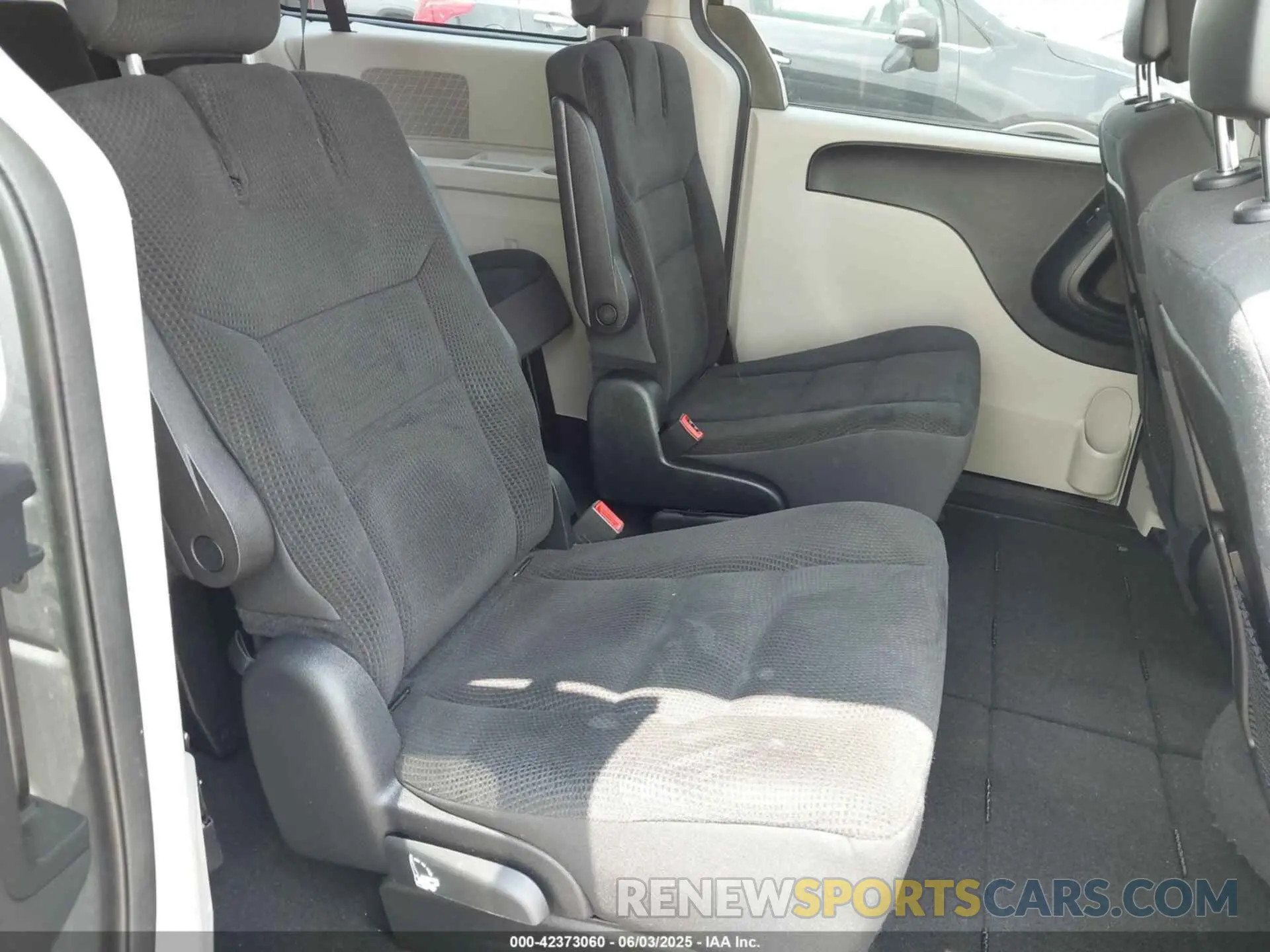8 Photograph of a damaged car 2C4RDGBG9KR599522 DODGE GRAND CARAVAN 2019