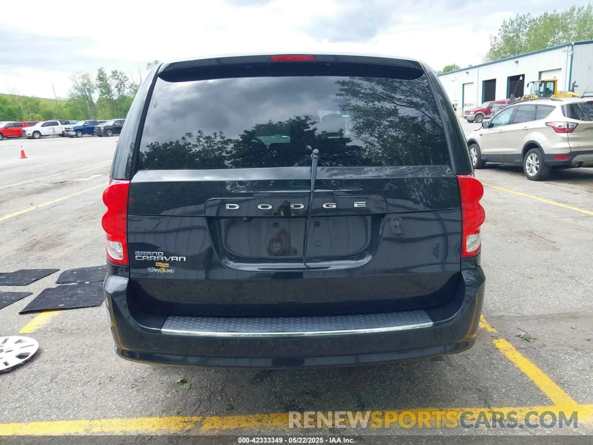 17 Photograph of a damaged car 2C4RDGBG9KR615394 DODGE GRAND CARAVAN 2019
