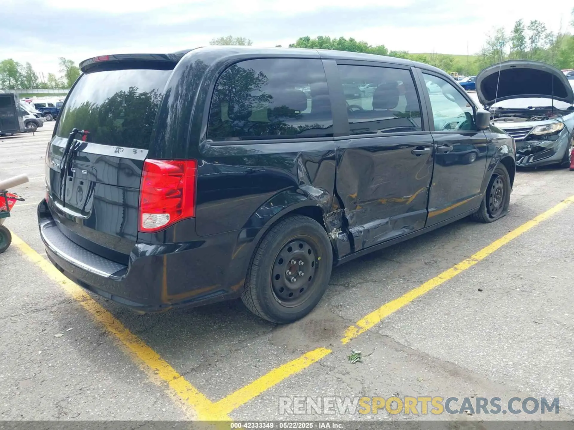 4 Photograph of a damaged car 2C4RDGBG9KR615394 DODGE GRAND CARAVAN 2019