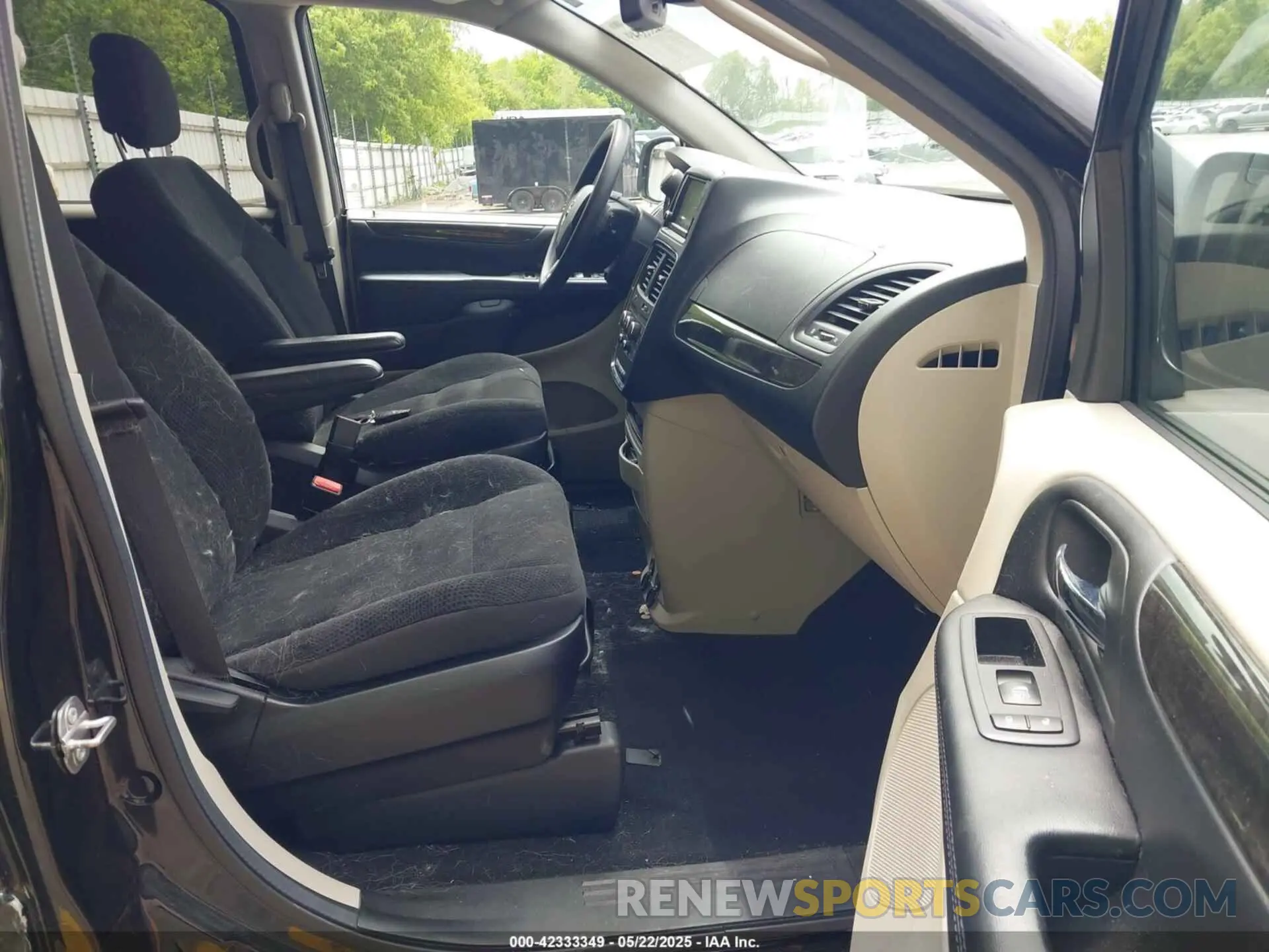 5 Photograph of a damaged car 2C4RDGBG9KR615394 DODGE GRAND CARAVAN 2019