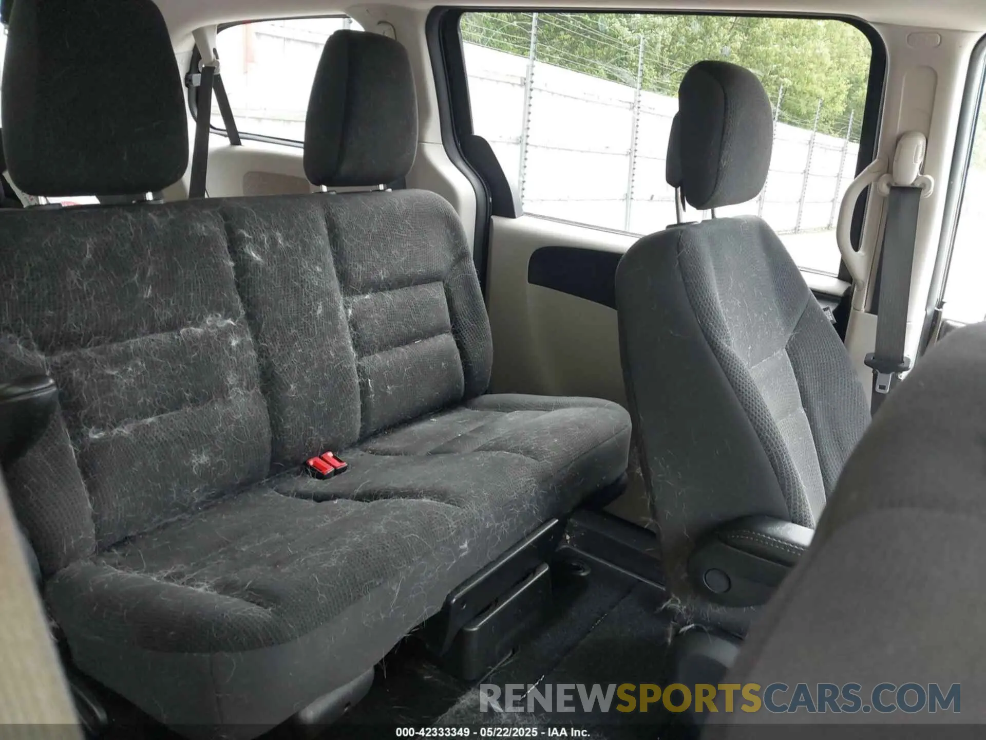 8 Photograph of a damaged car 2C4RDGBG9KR615394 DODGE GRAND CARAVAN 2019
